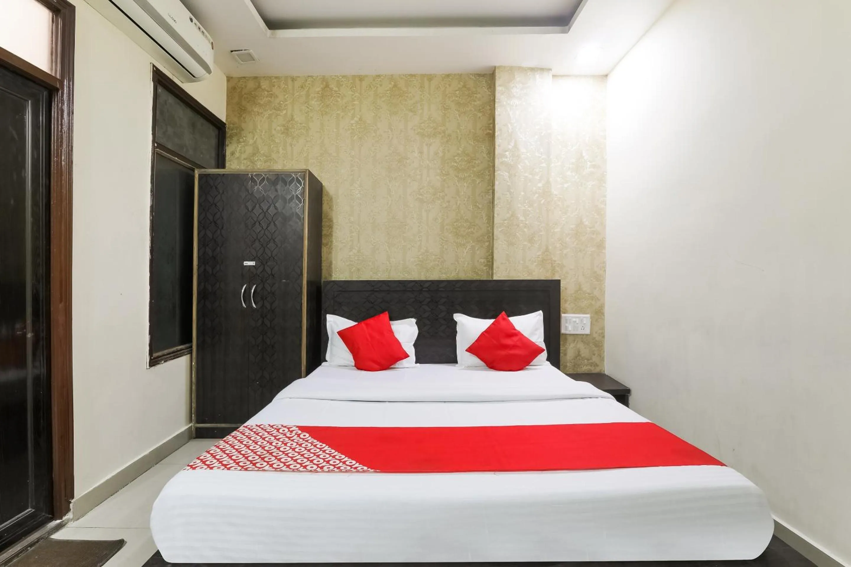 Bedroom, Bed in Hotel O Samrat