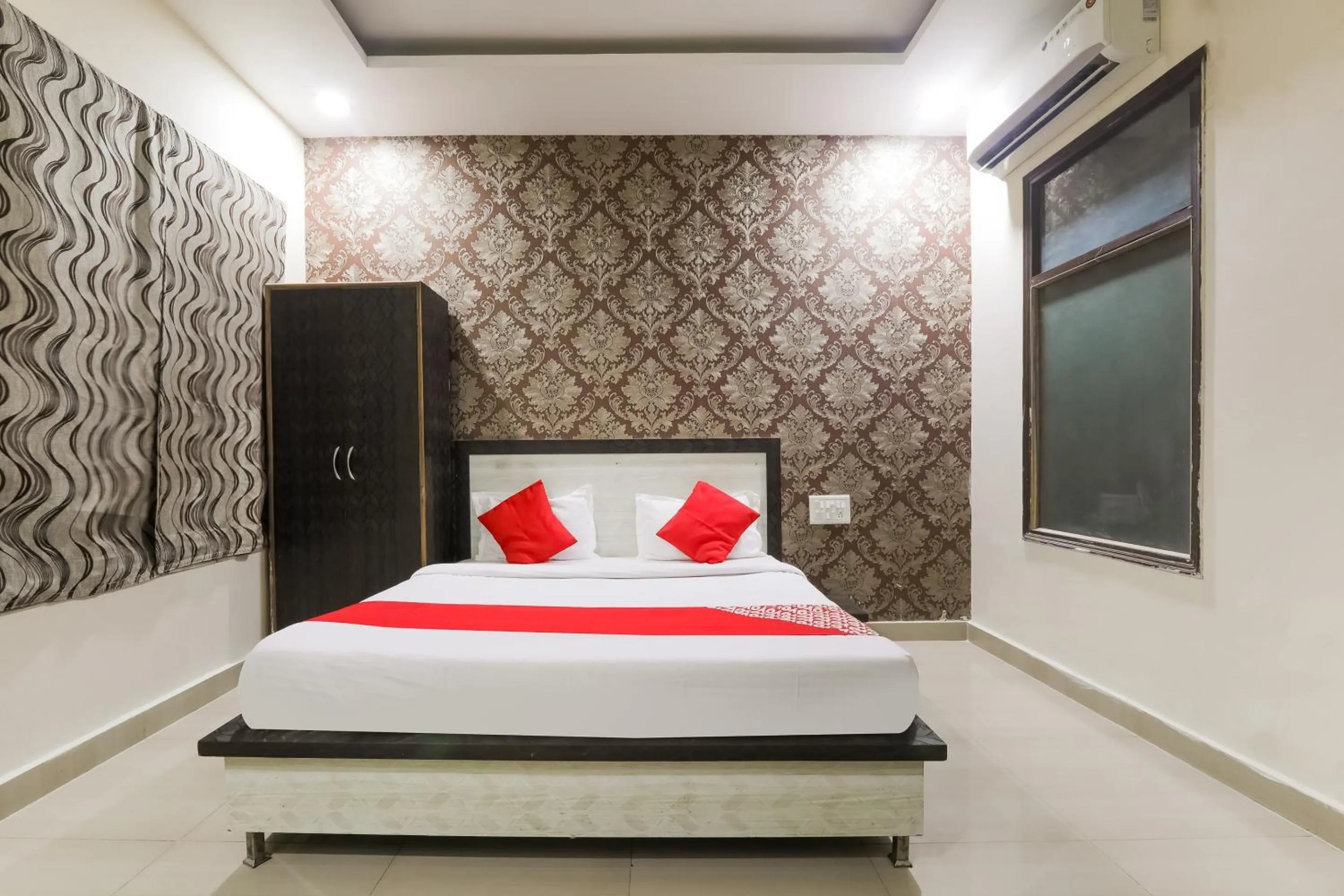 Bedroom, Bed in Hotel O Samrat