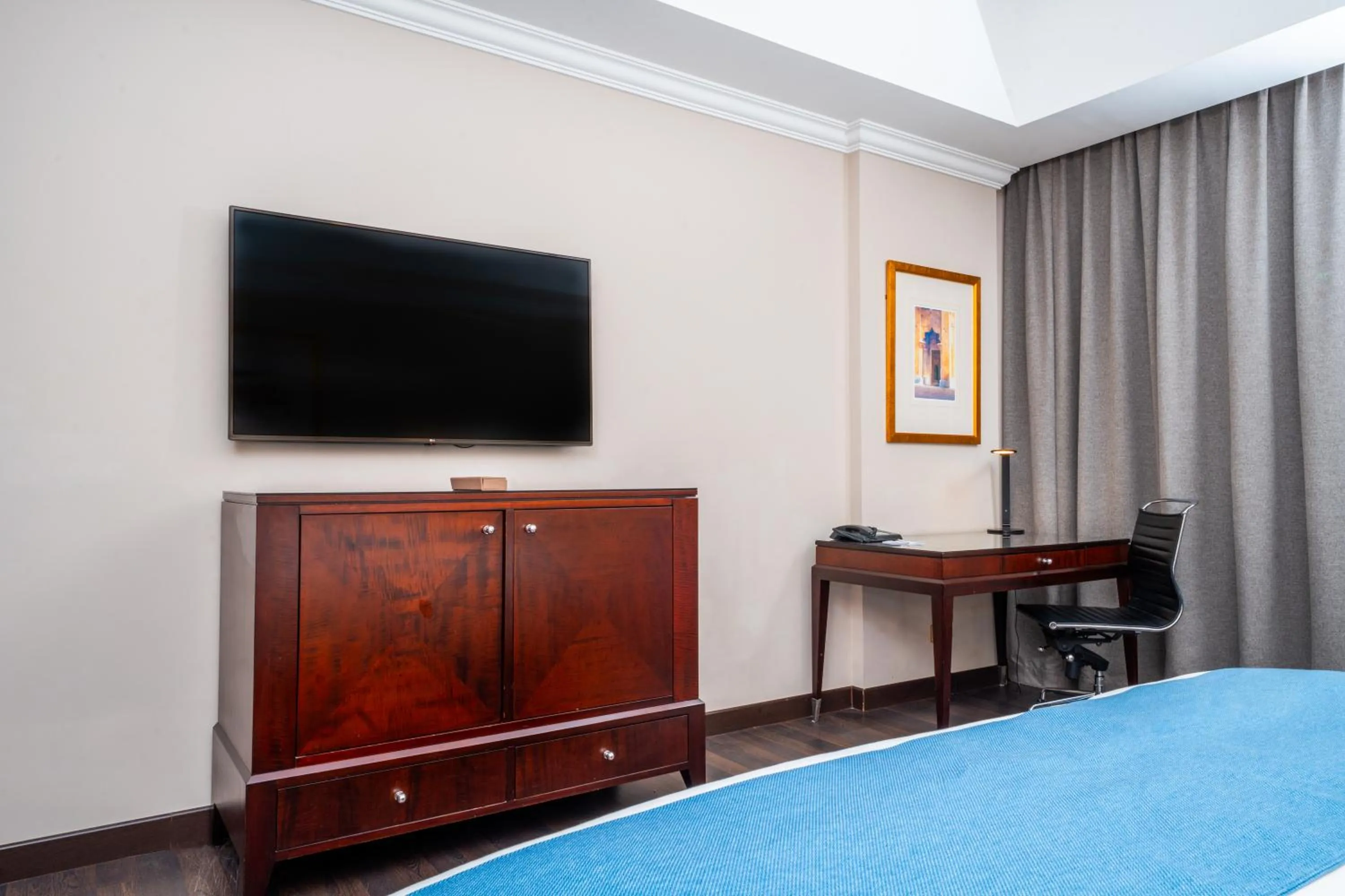 Communal lounge/ TV room, Bed in Millennium Hotel Doha