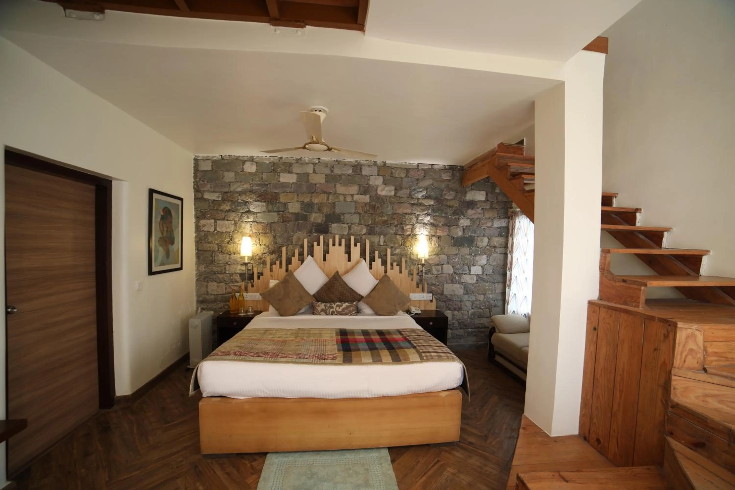 Bed in juSTa Mukteshwar Retreat & Spa