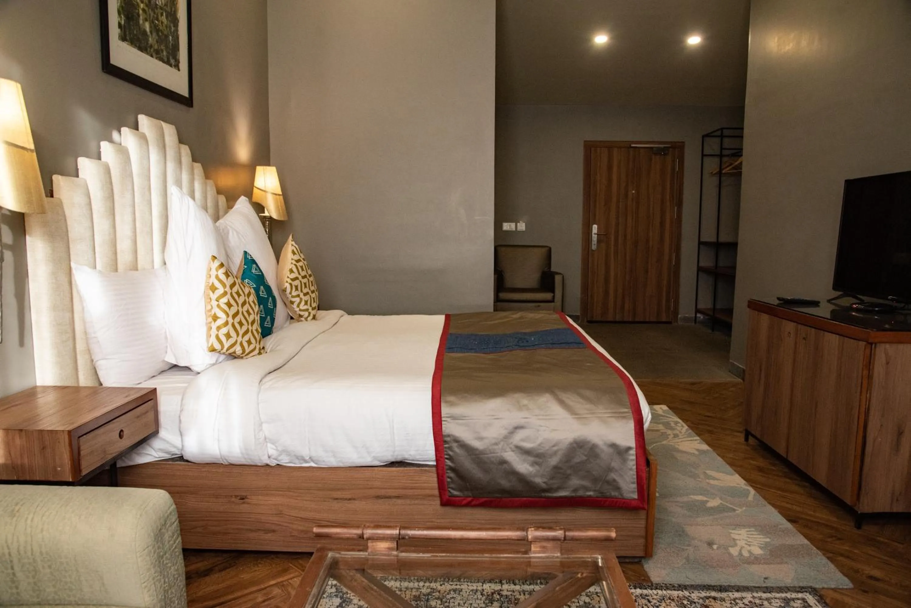 Bed in juSTa Mukteshwar Retreat & Spa