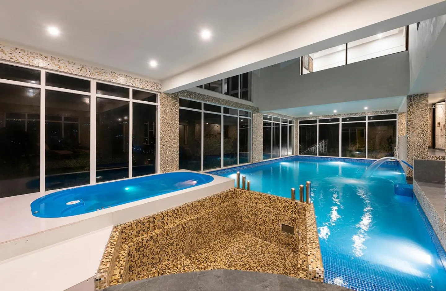 Swimming pool in juSTa Mukteshwar Retreat & Spa