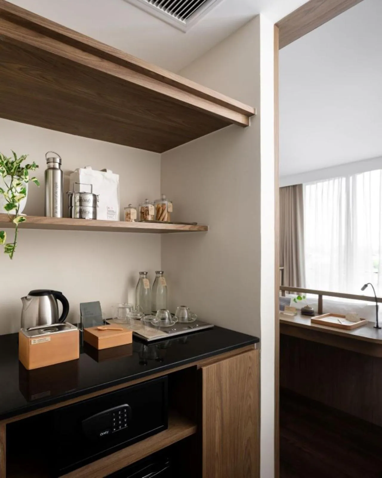 Restaurant/places to eat in neera retreat hotel