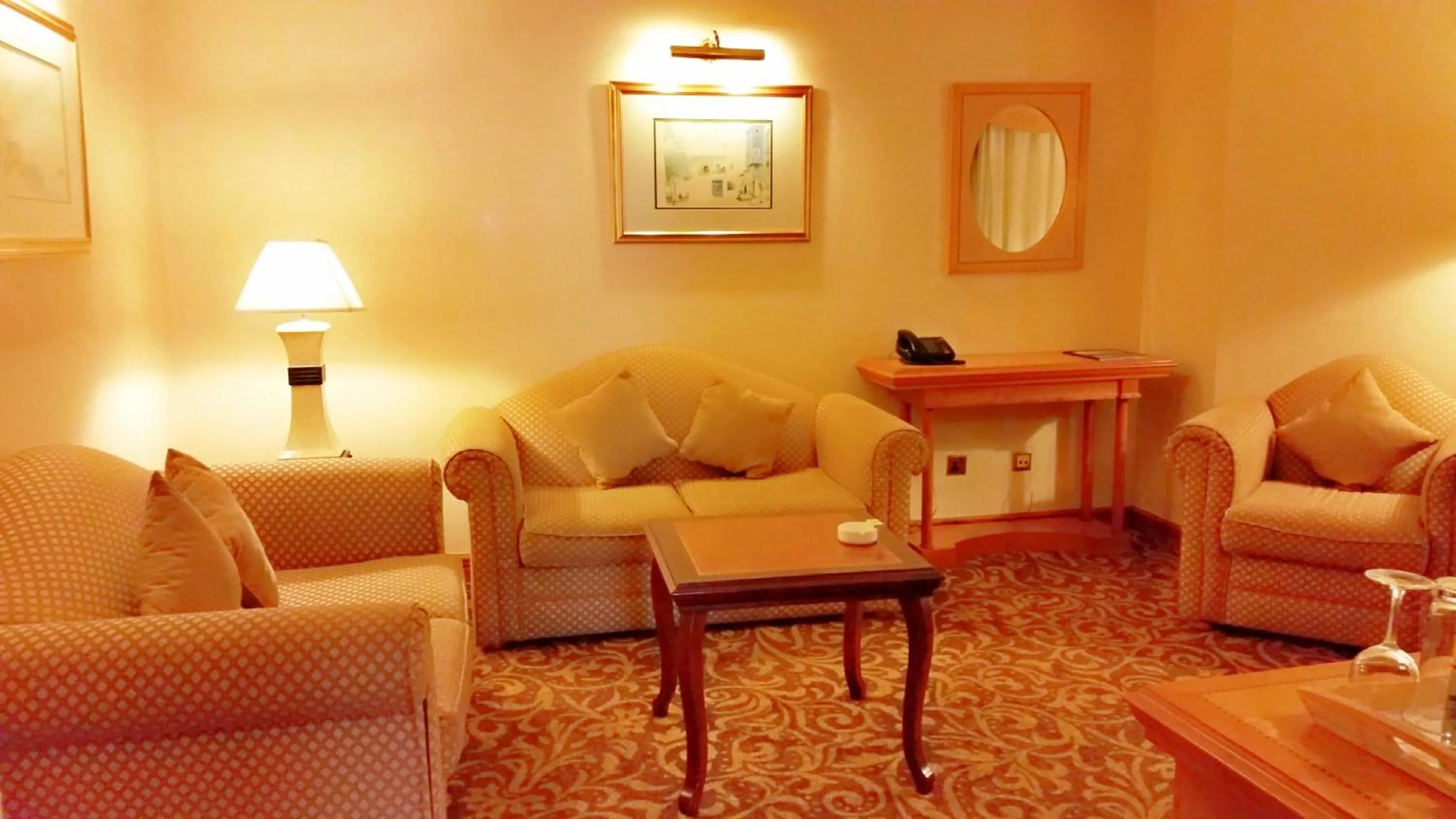 Living room, Seating Area in Carlton Palace Hotel