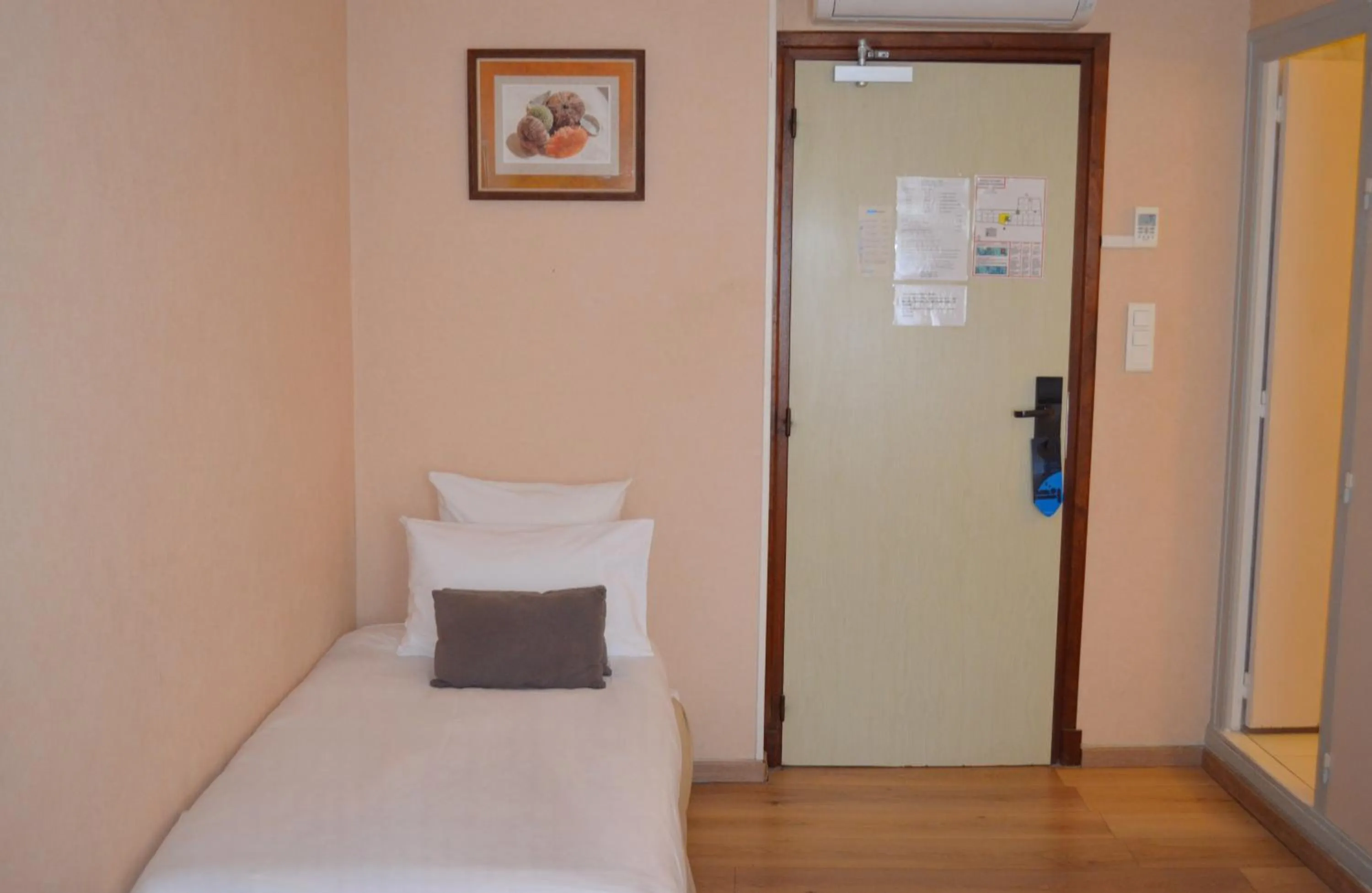 Bed in Hôtel du Parc