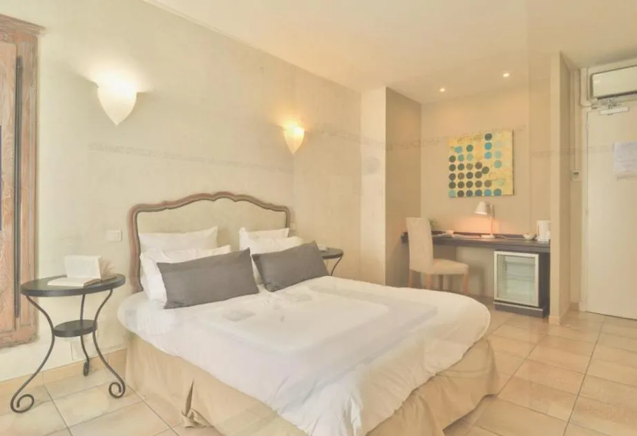 Bed in Hôtel du Parc