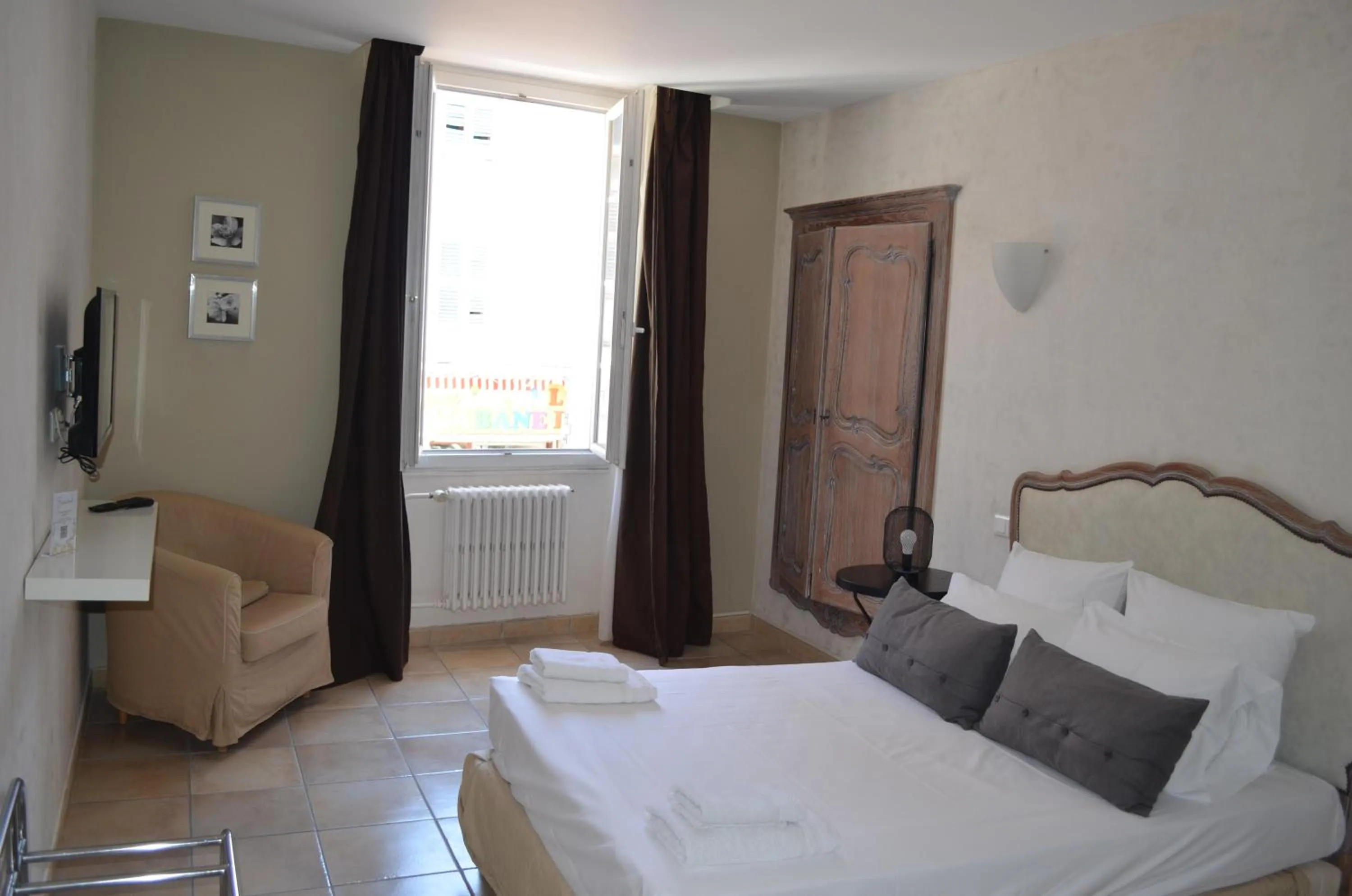 Bed in Hôtel du Parc