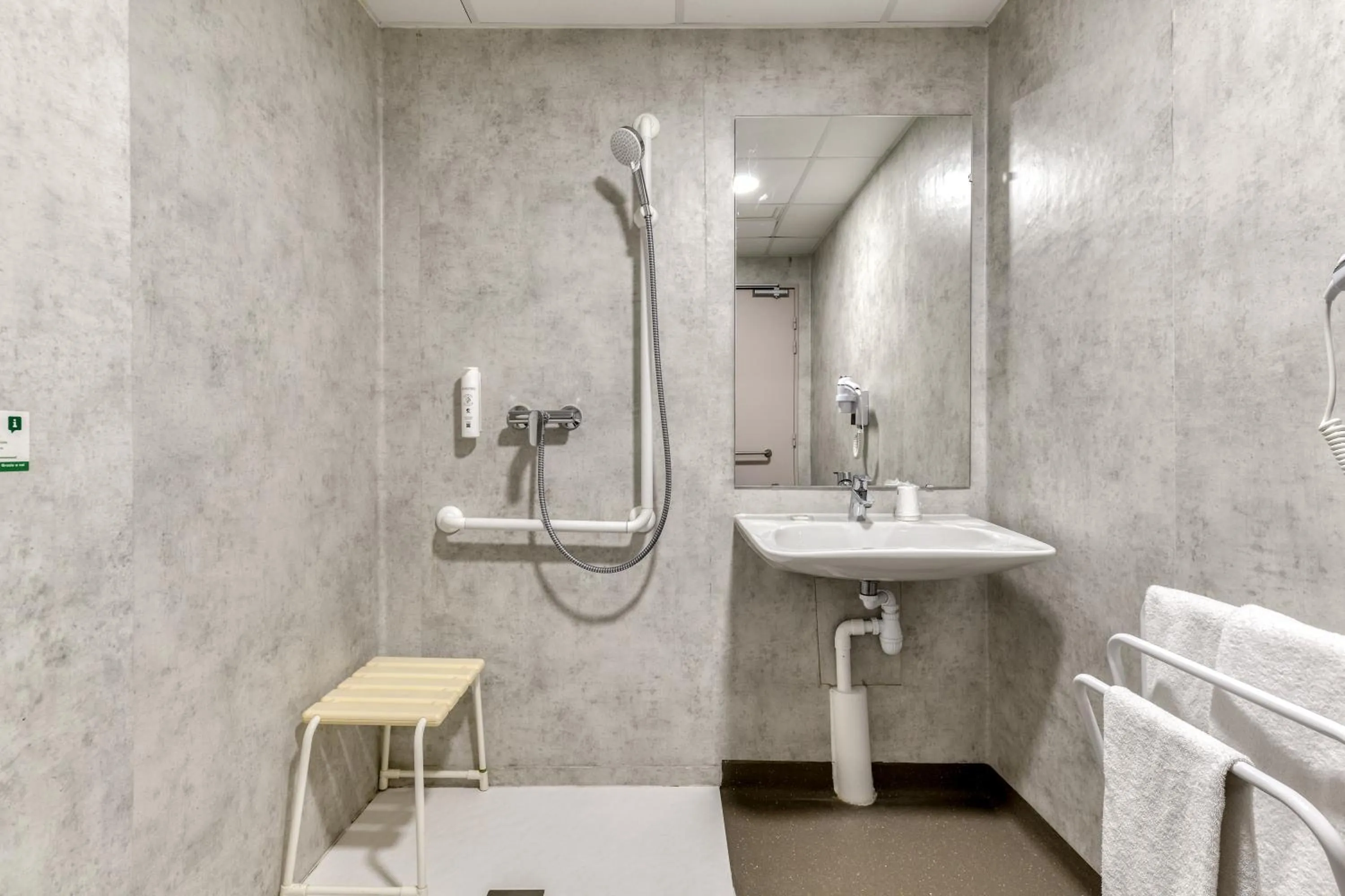 Bathroom in ACE Hôtel Travel Fabrègues - A9 Montpellier Sud