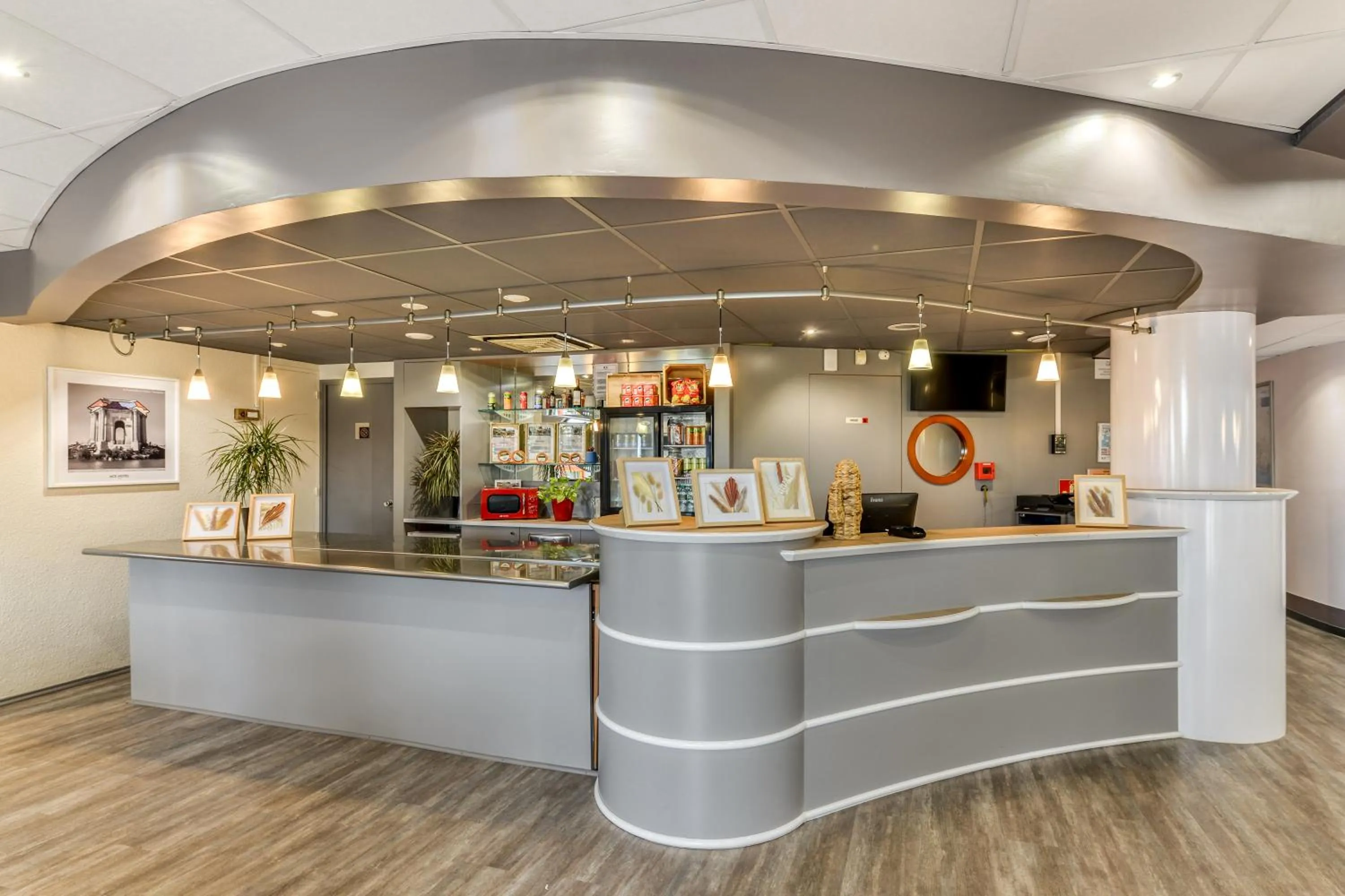 Lobby or reception in ACE Hôtel Travel Fabrègues - A9 Montpellier Sud