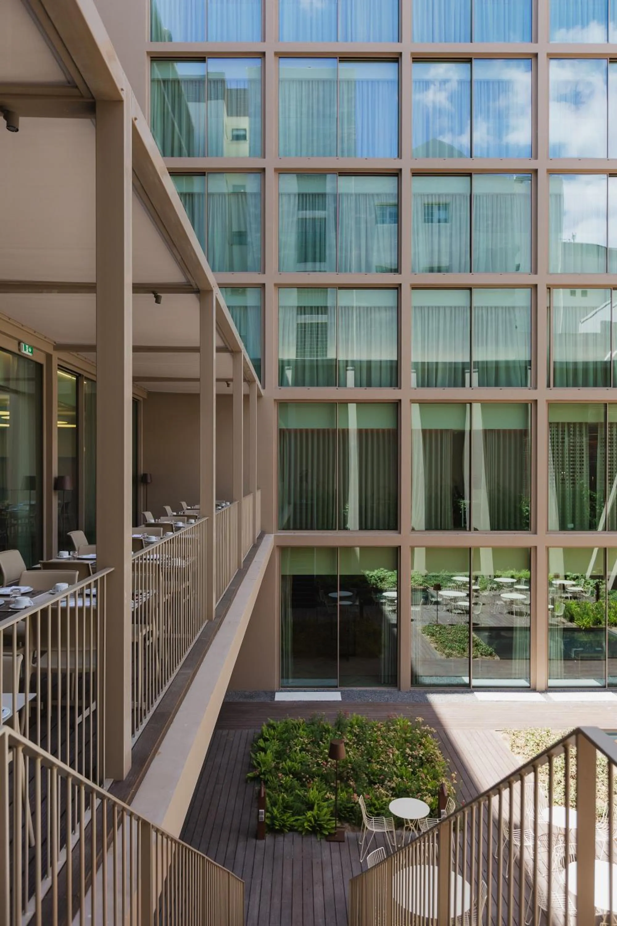 Restaurant/places to eat in Lumen Hotel & The Lisbon Light Show