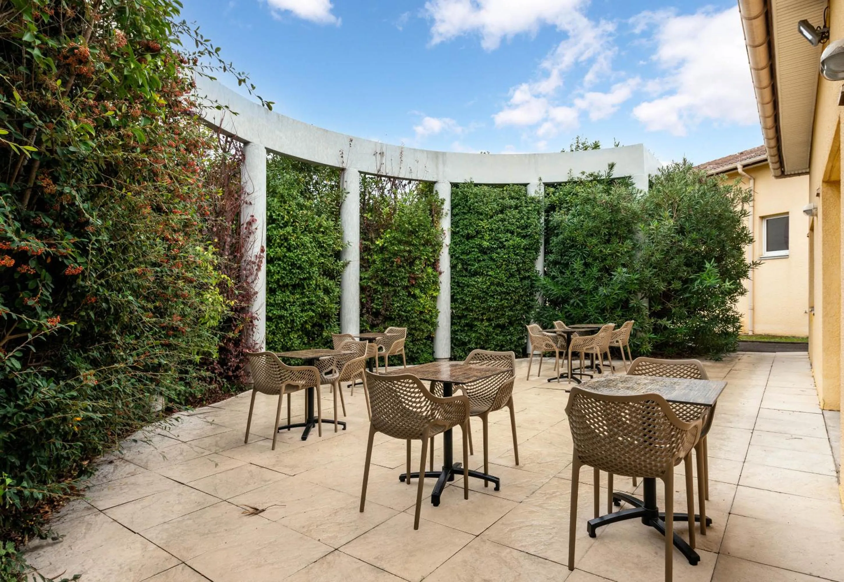 Patio in B&B HOTEL Montpellier Sud Lattes