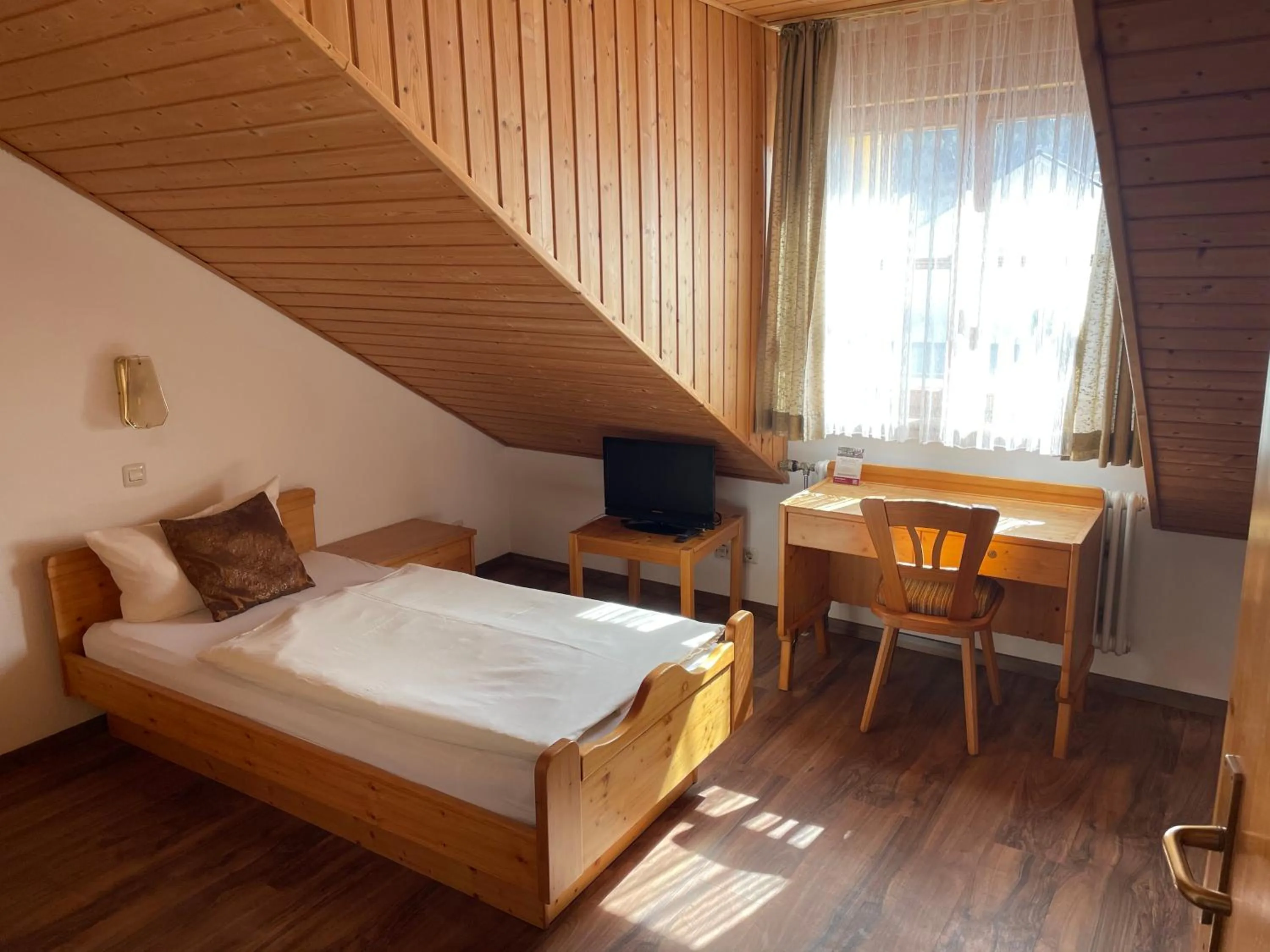 Photo of the whole room, Bed in Römercastell Wirtshaus & Hotel