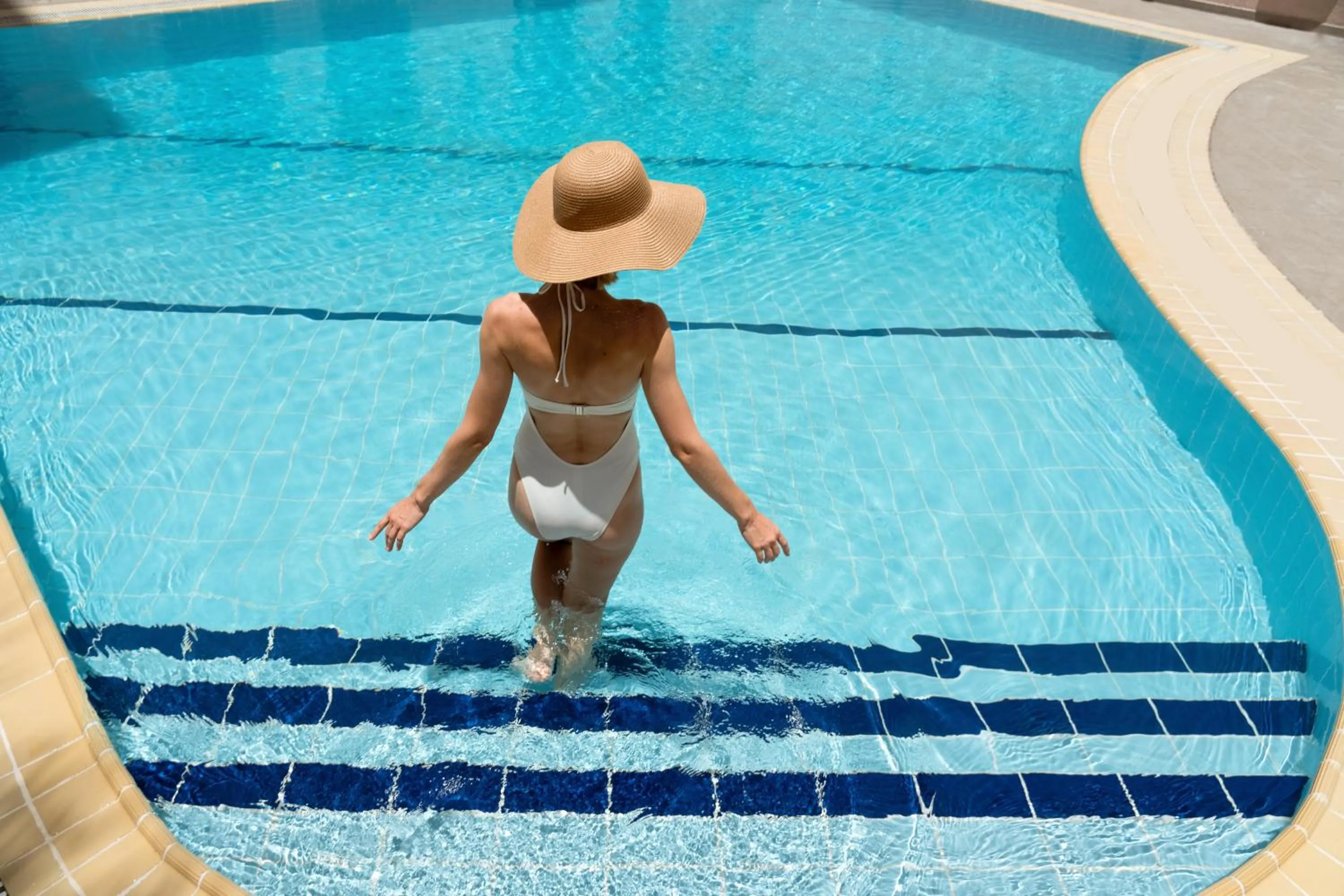 Swimming pool in Mövenpick Hotel Doha