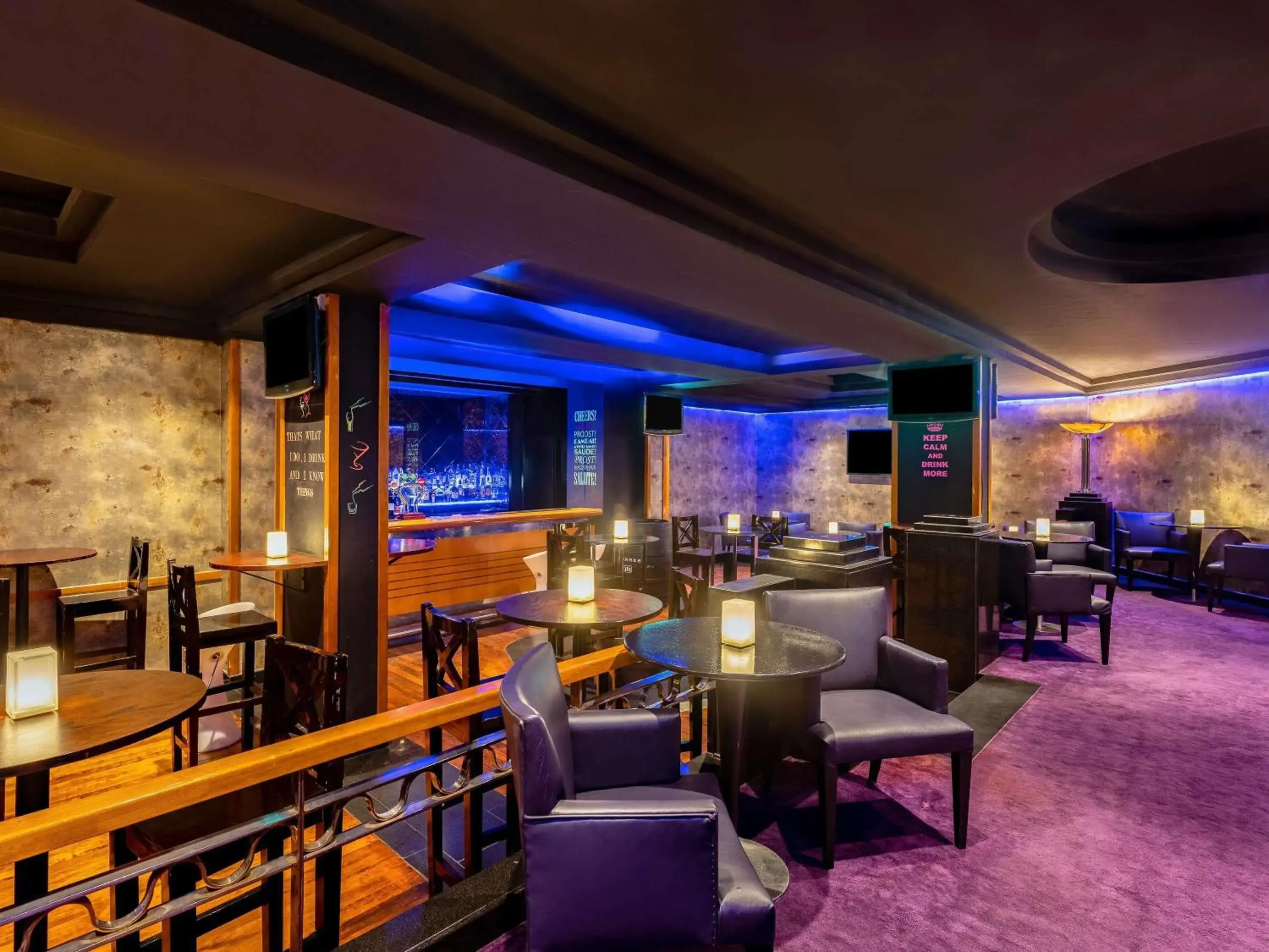 Lounge or bar in Mövenpick Hotel Doha Lounge or bar in Mövenpick Hotel Doha