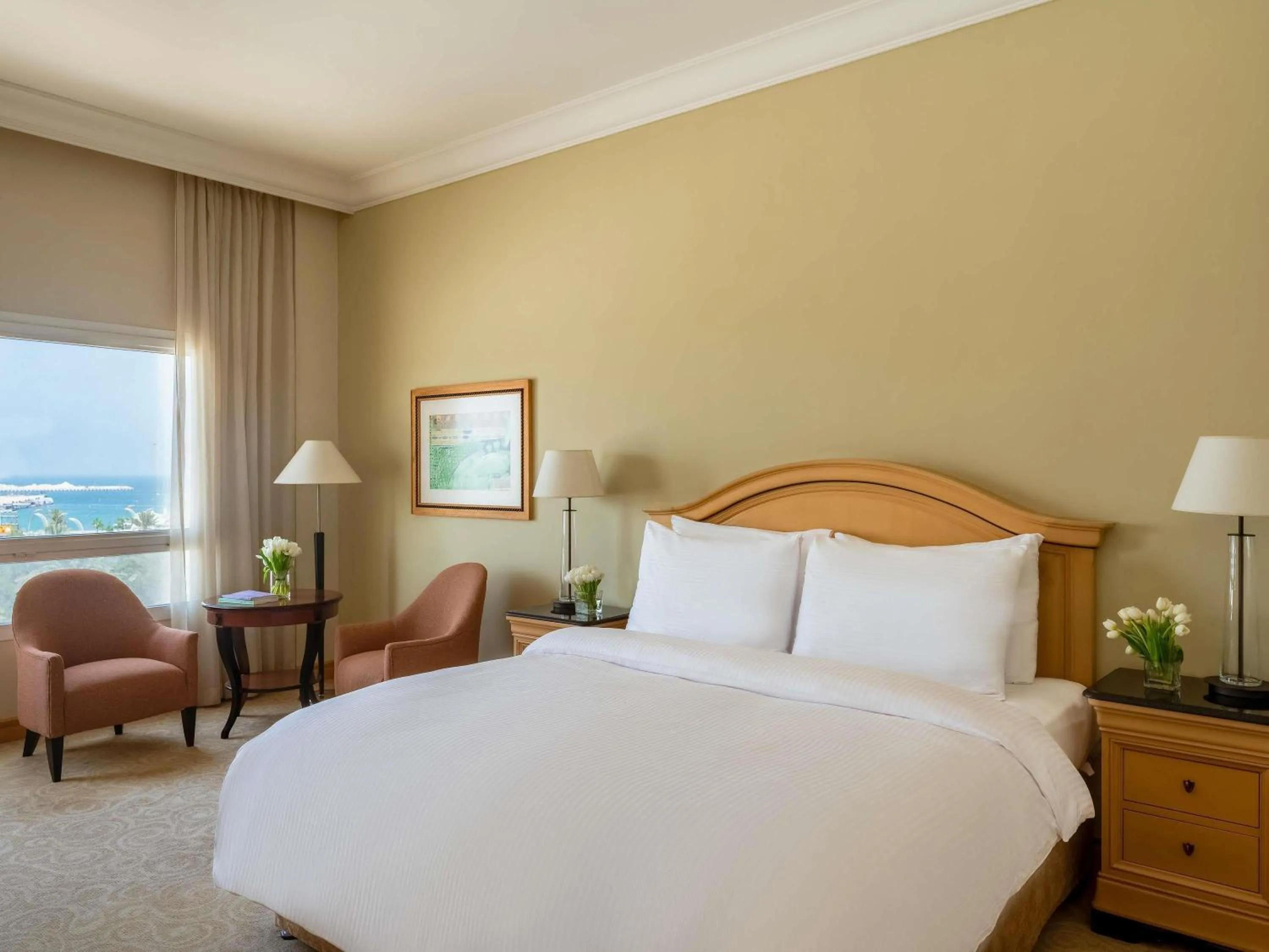 Bedroom, Bed in Mövenpick Hotel Doha