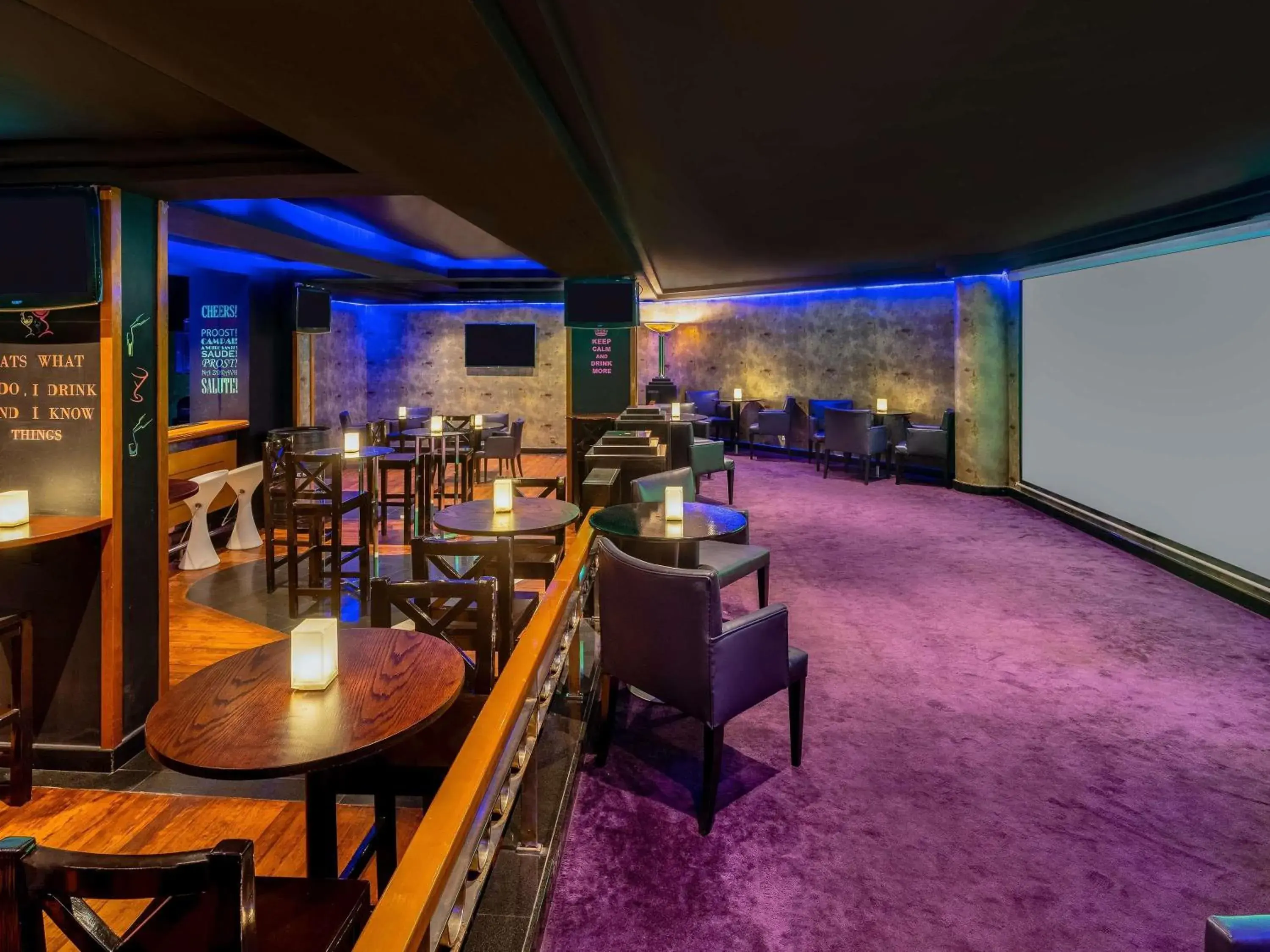 Lounge or bar in Mövenpick Hotel Doha Lounge or bar in Mövenpick Hotel Doha