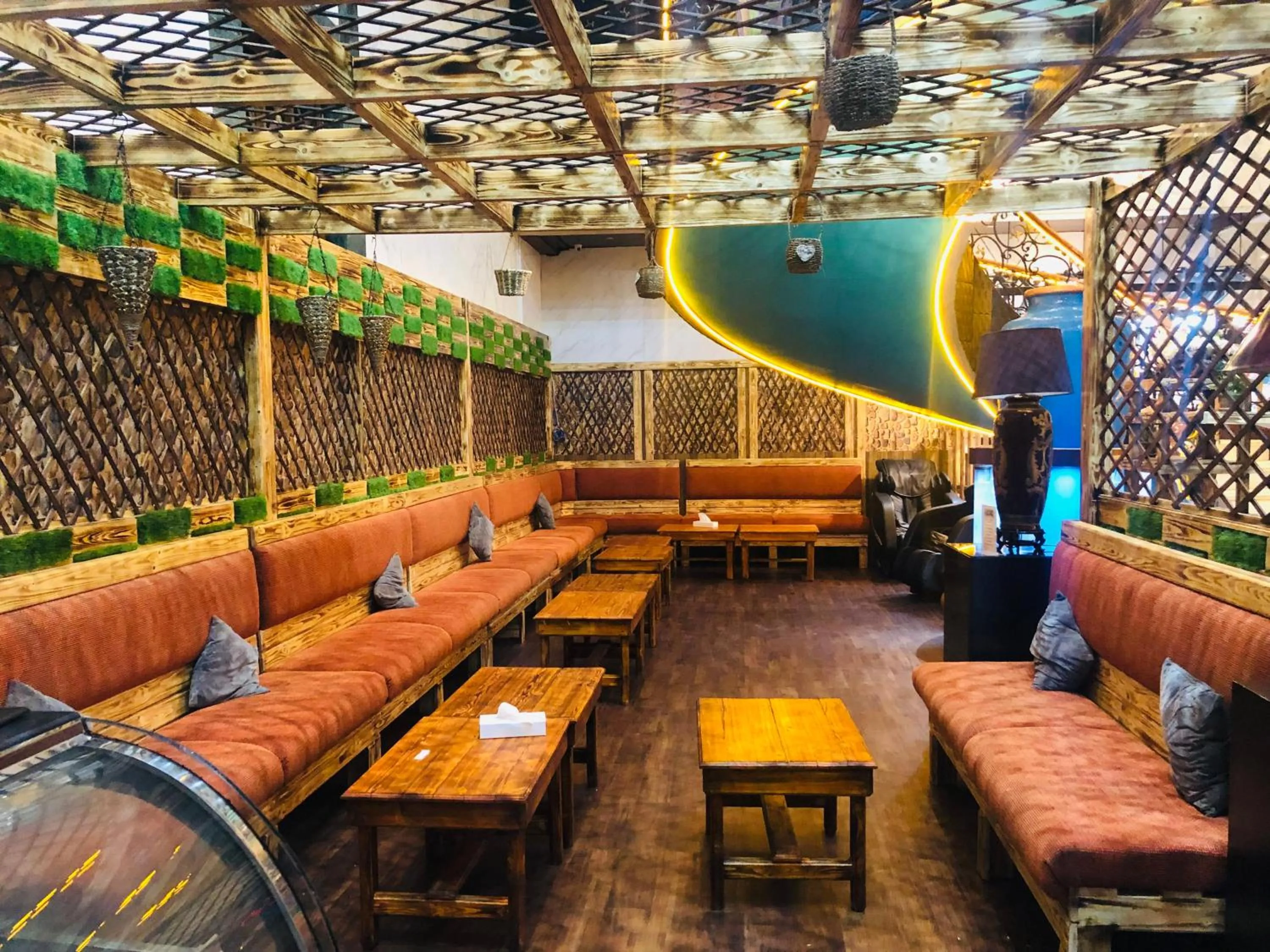 Restaurant/places to eat in Grand Mayfair Hotel