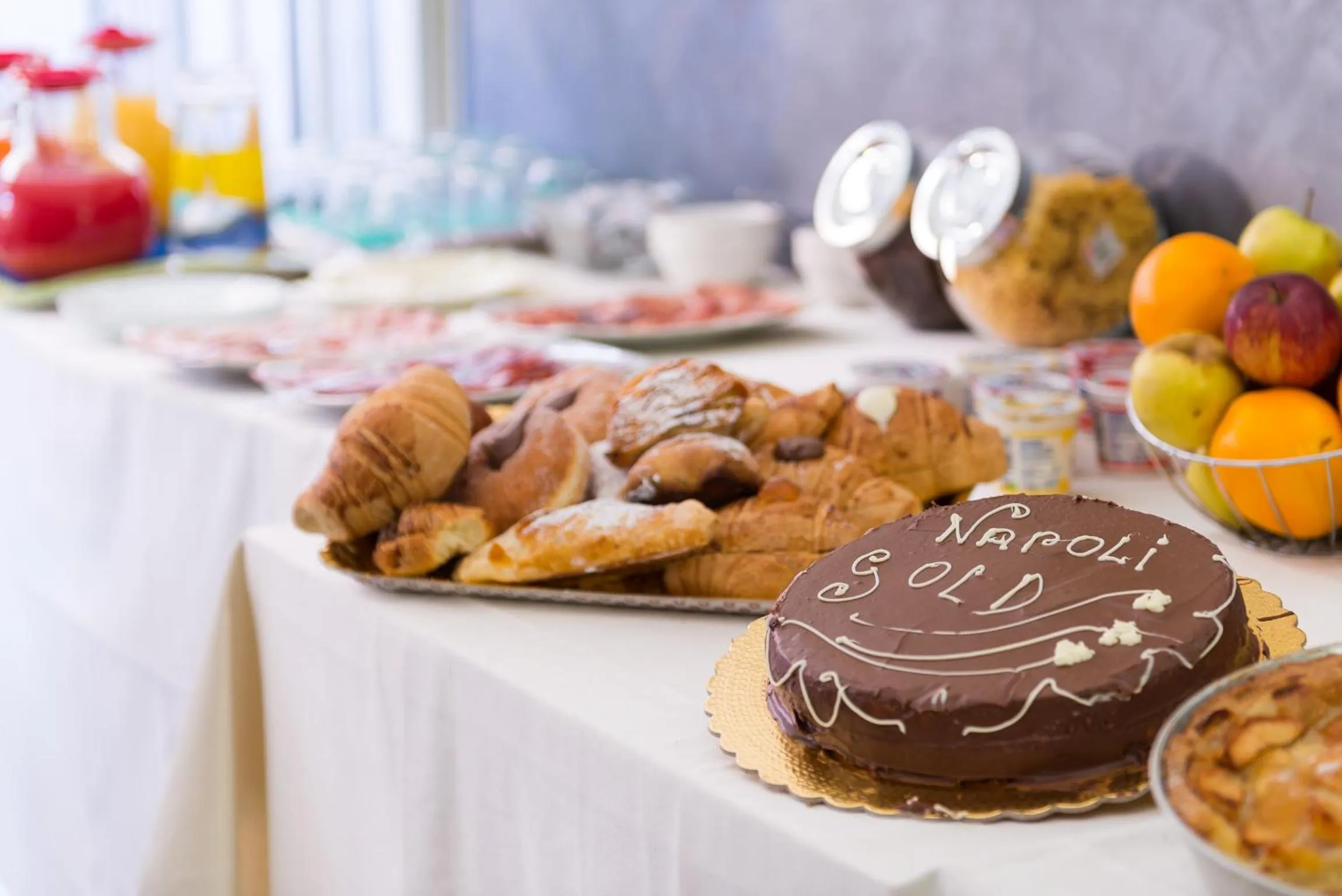 Breakfast in Napoli's Gold