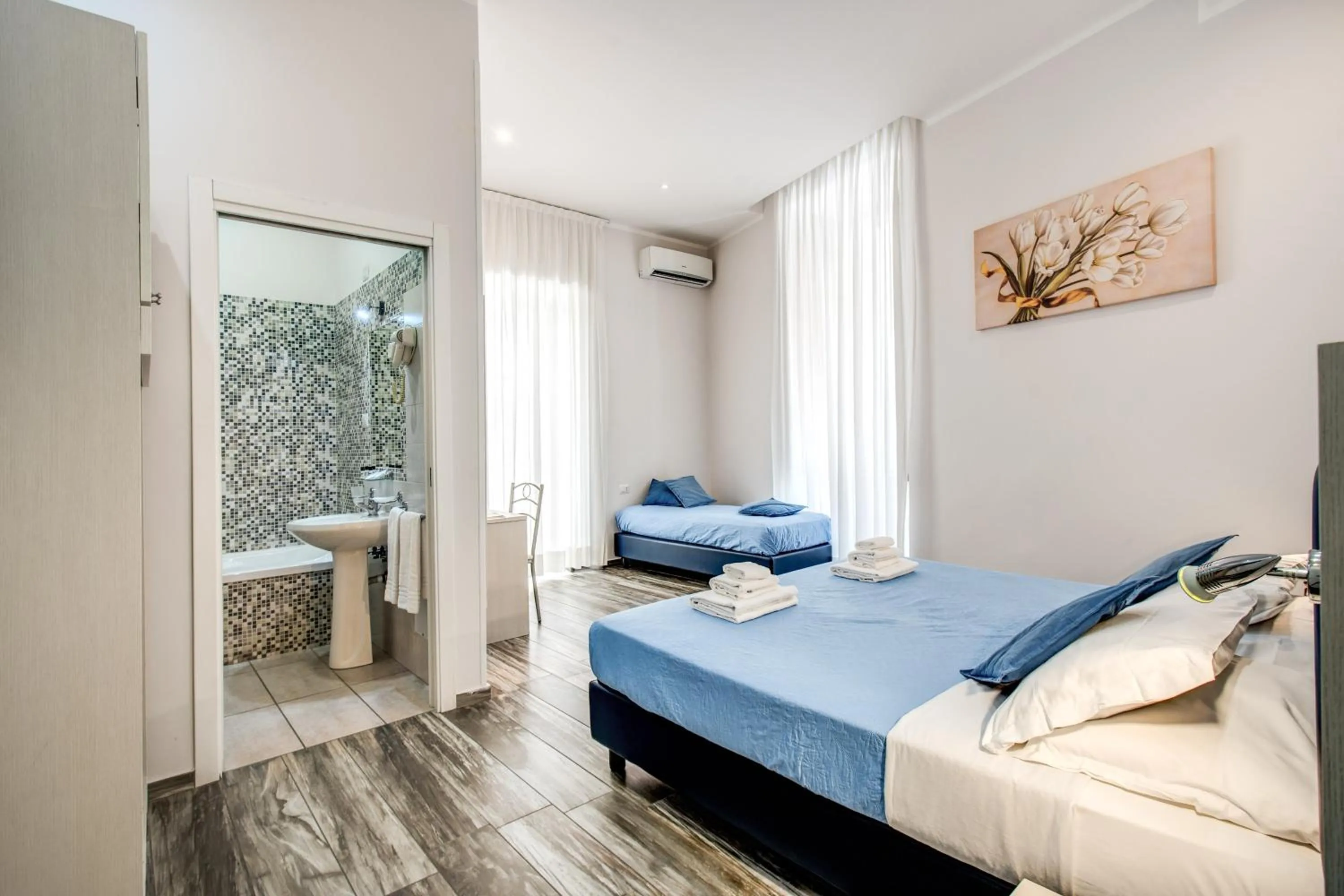 Photo of the whole room, Bed in Napoli's Gold