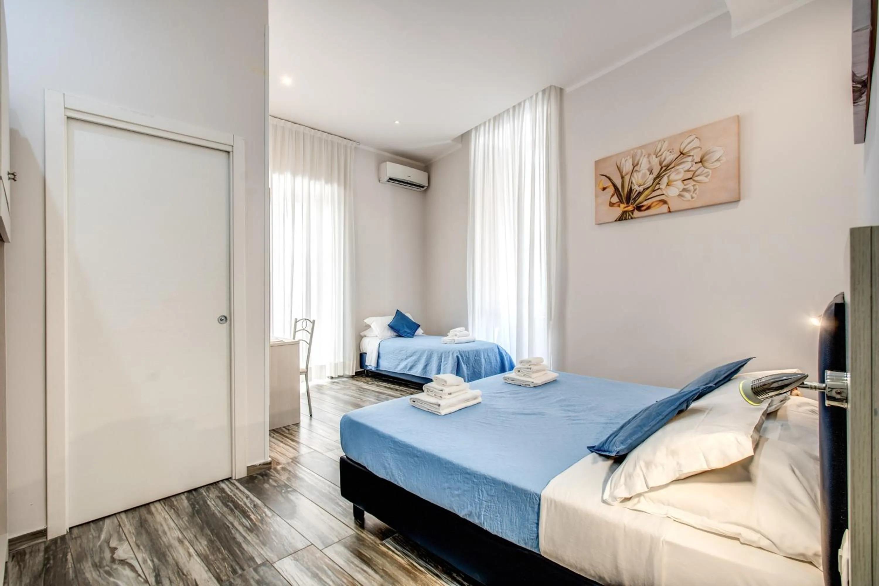 Photo of the whole room, Bed in Napoli's Gold