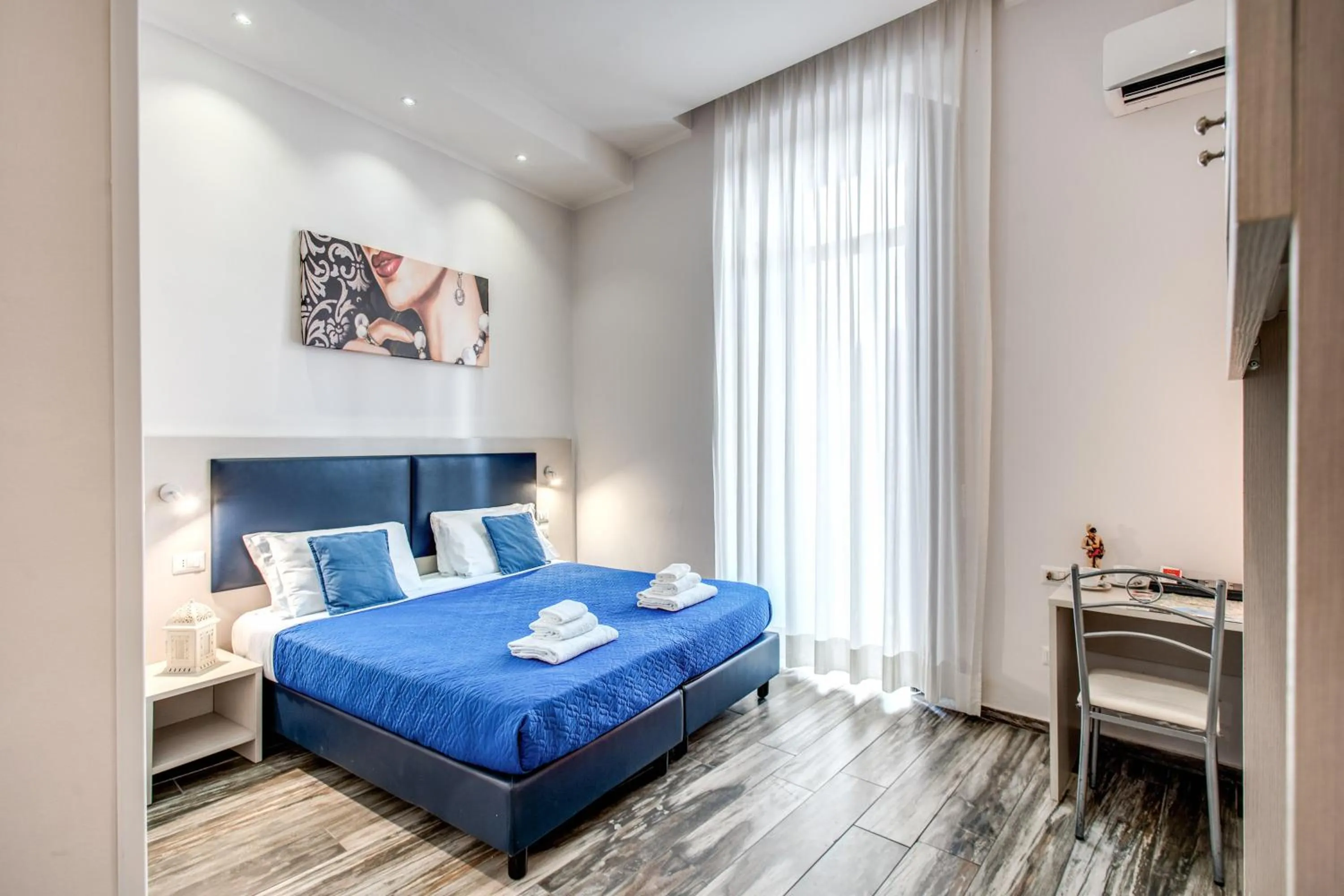 Photo of the whole room, Bed in Napoli's Gold