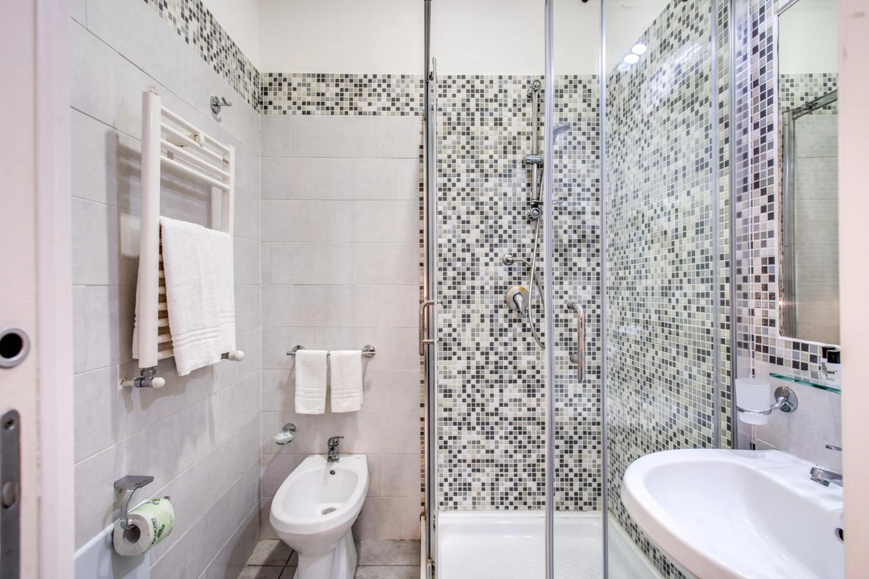 Shower in Napoli's Gold