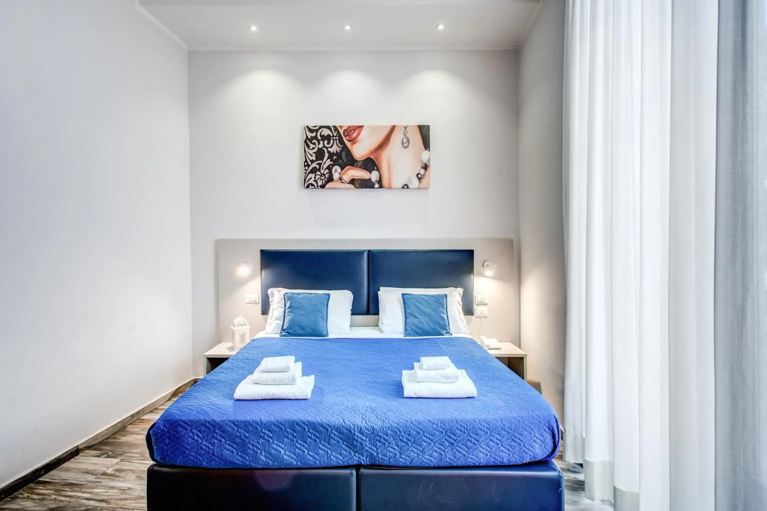 Bedroom, Bed in Napoli's Gold Bedroom, Bed in Napoli's Gold