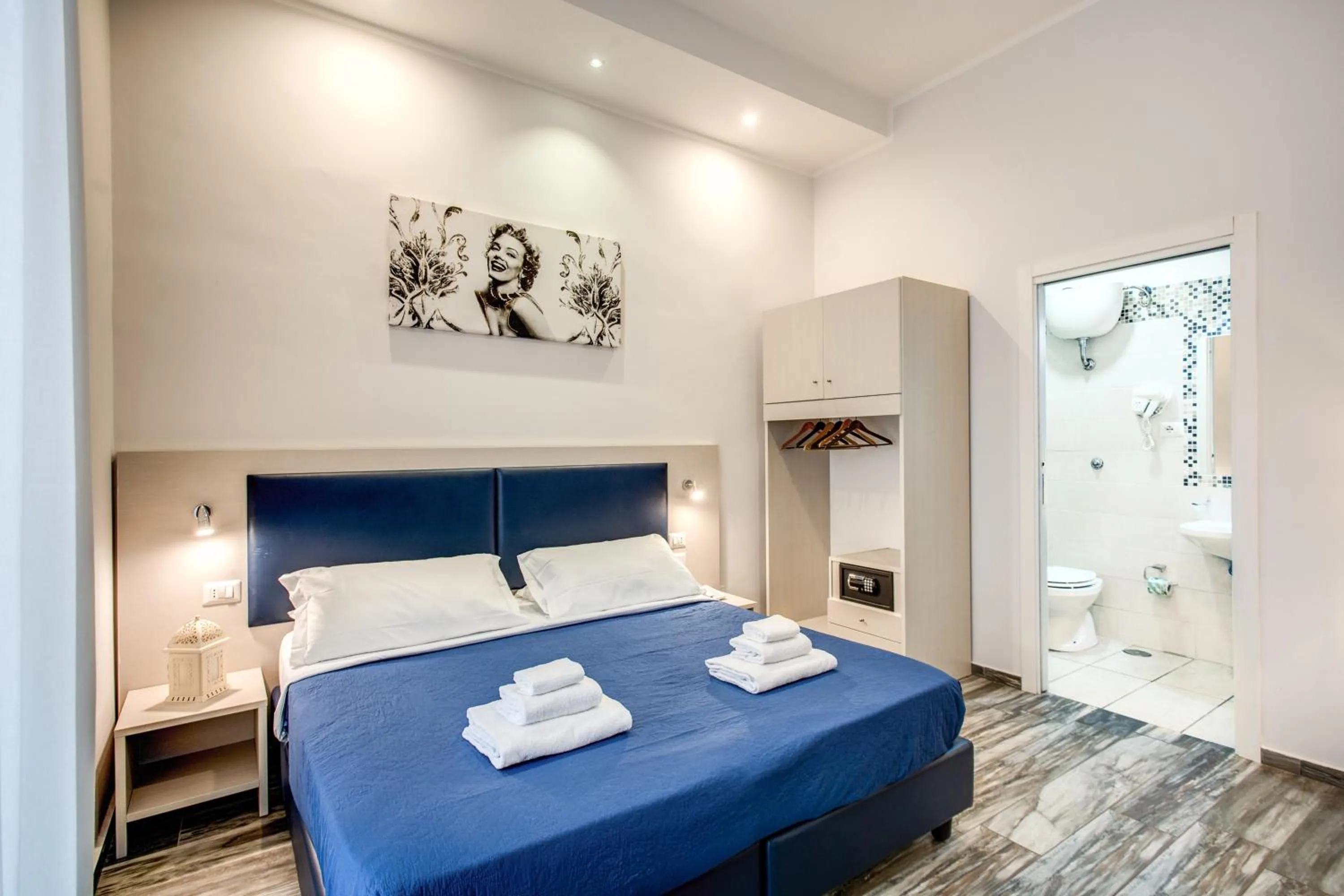 Bathroom, Bed in Napoli's Gold