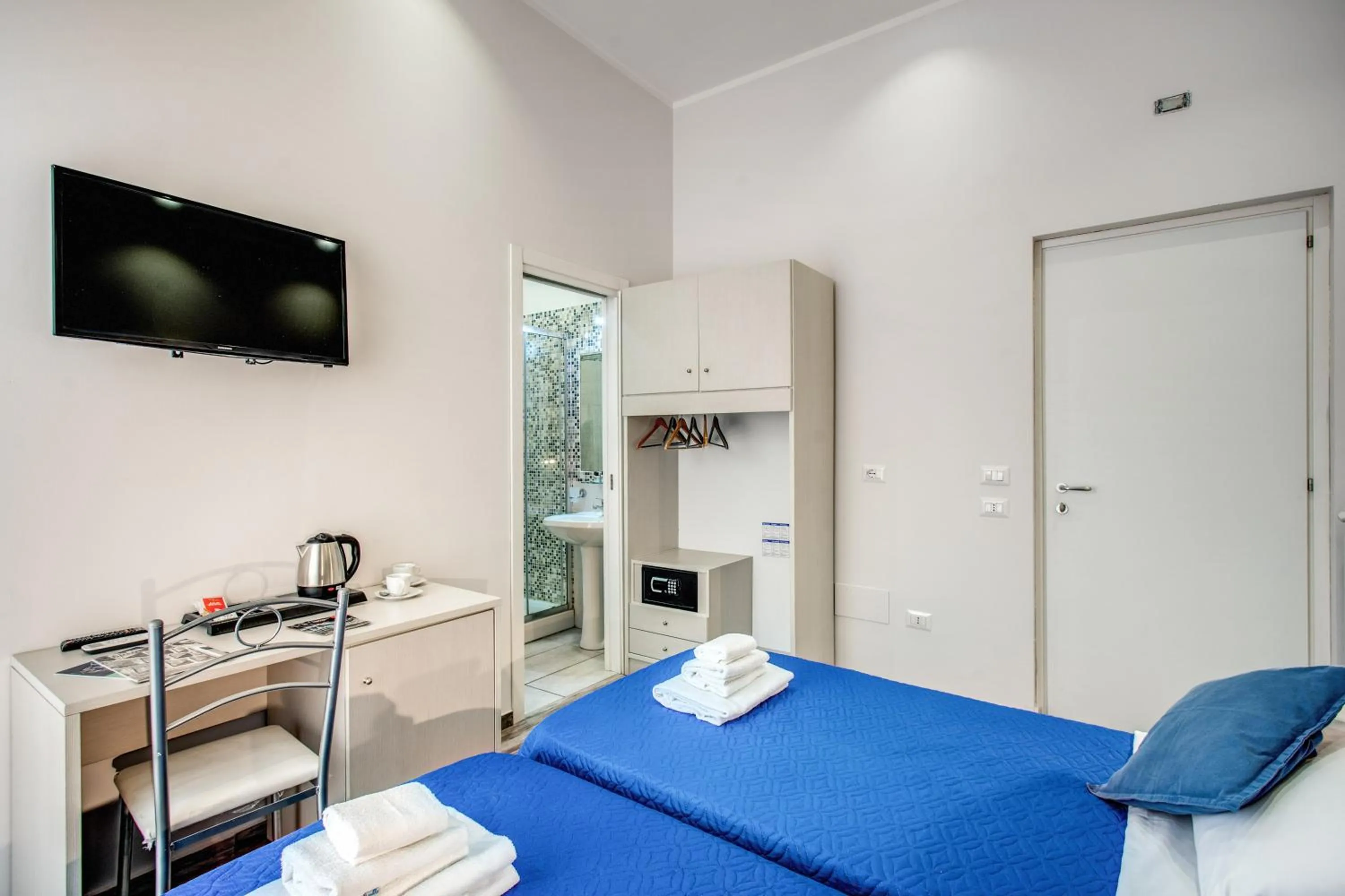 Bedroom, Bed in Napoli's Gold