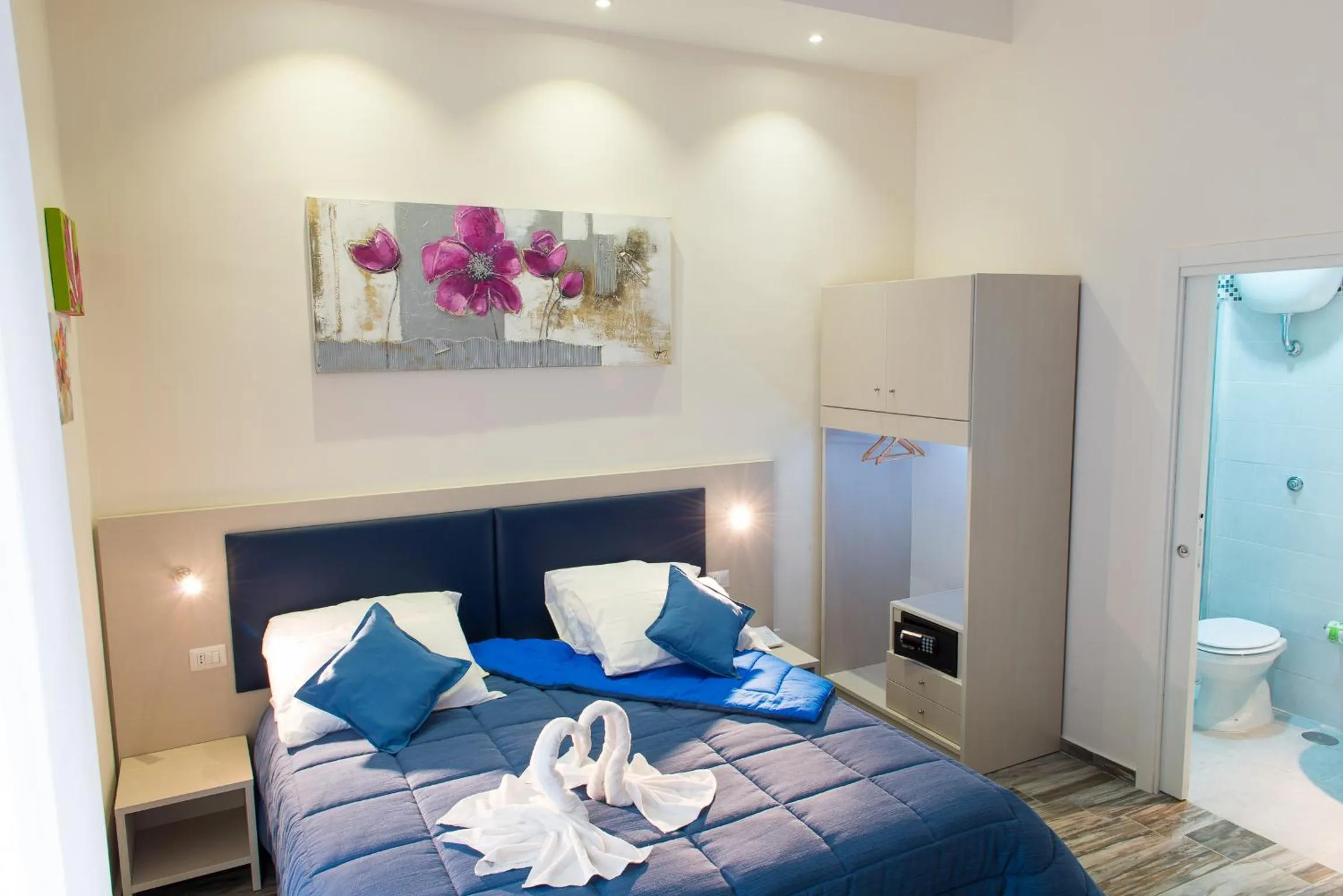 Bathroom, Bed in Napoli's Gold