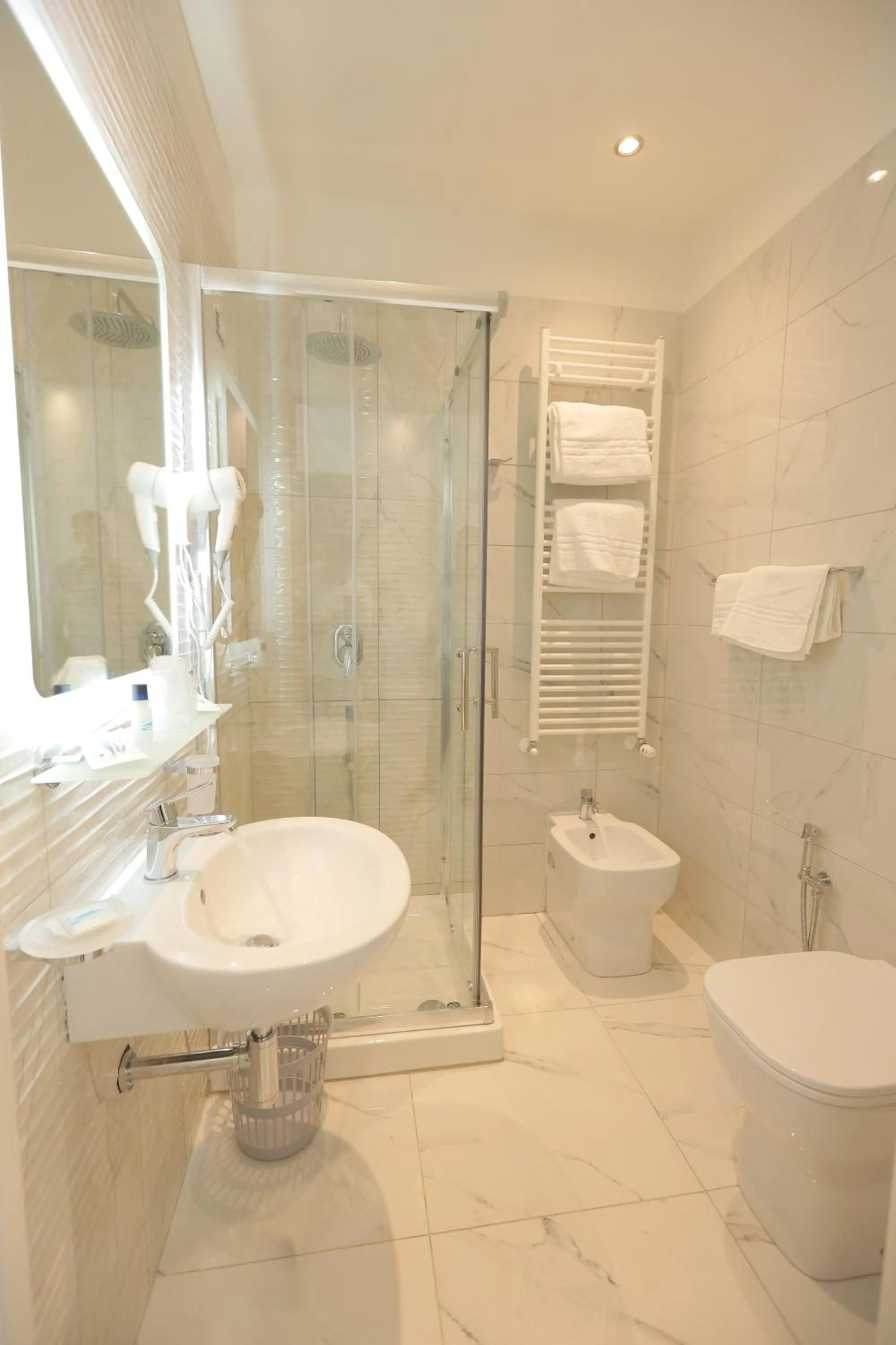 Shower in Napoli's Gold