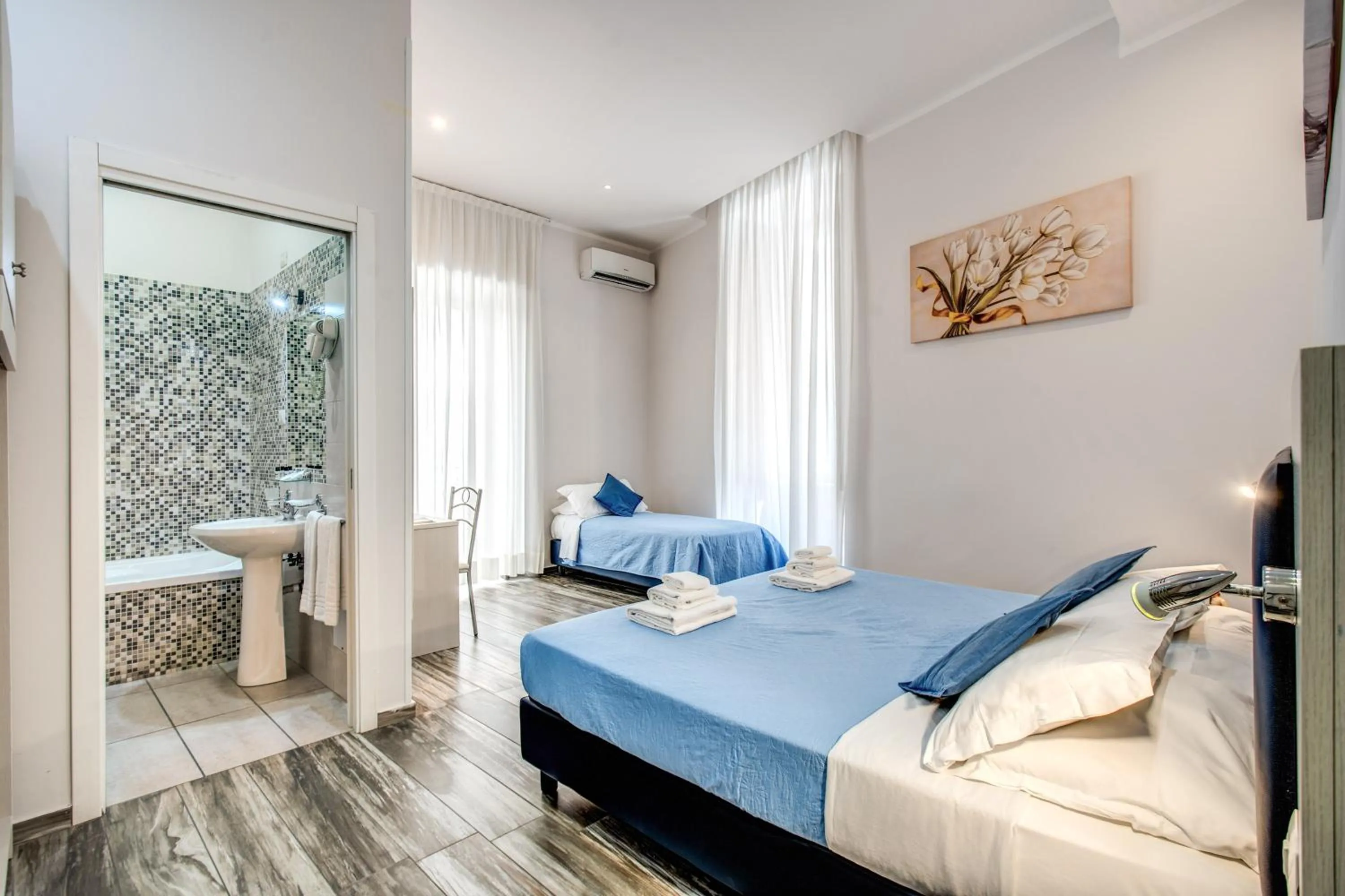 Bathroom, Bed in Napoli's Gold