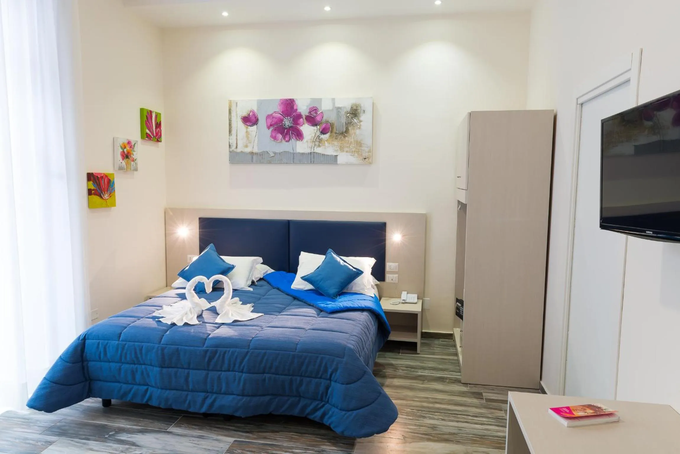 Bedroom, Bed in Napoli's Gold