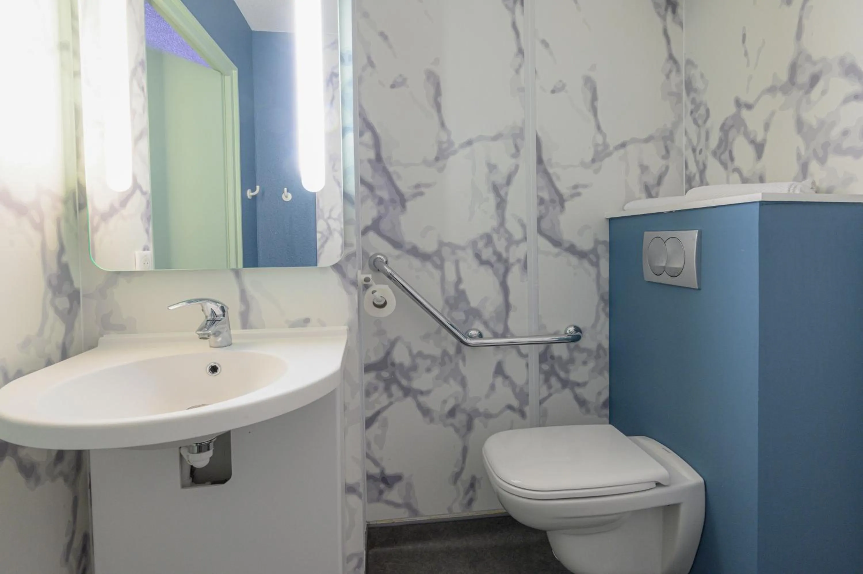 Toilet in Ibis budget Saint-Étienne stade