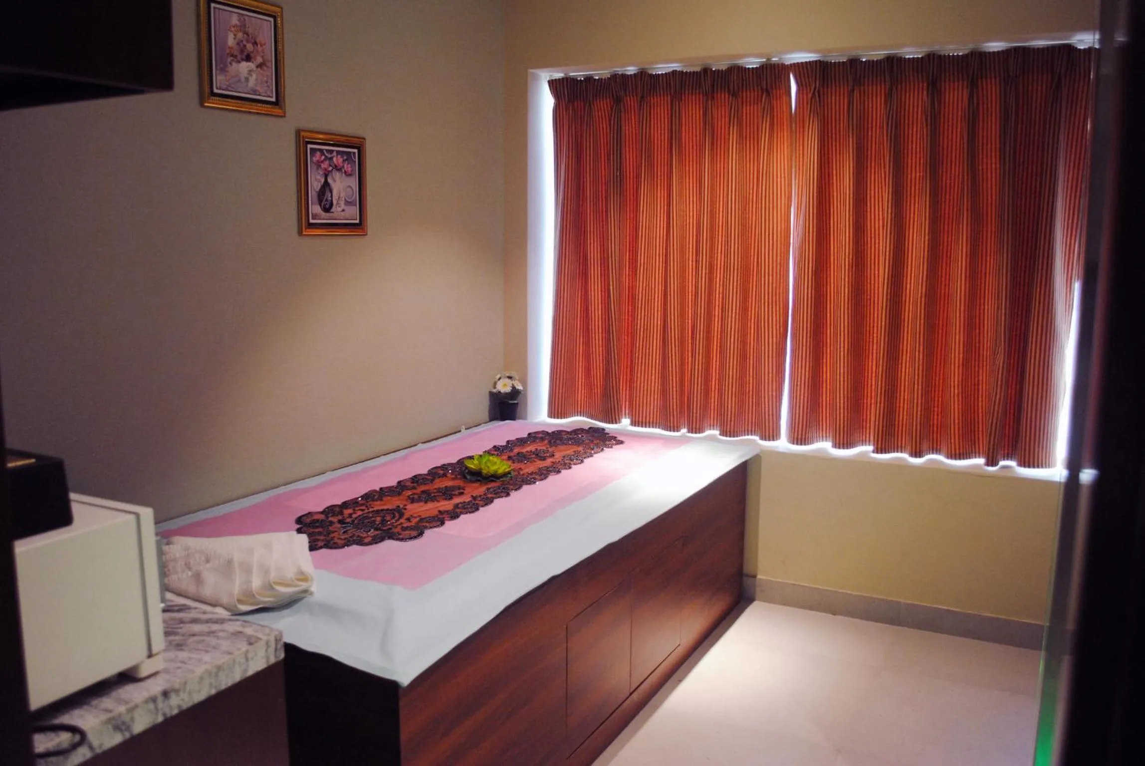 Spa and wellness centre/facilities, Bed in Versailles by Vieras Hotel