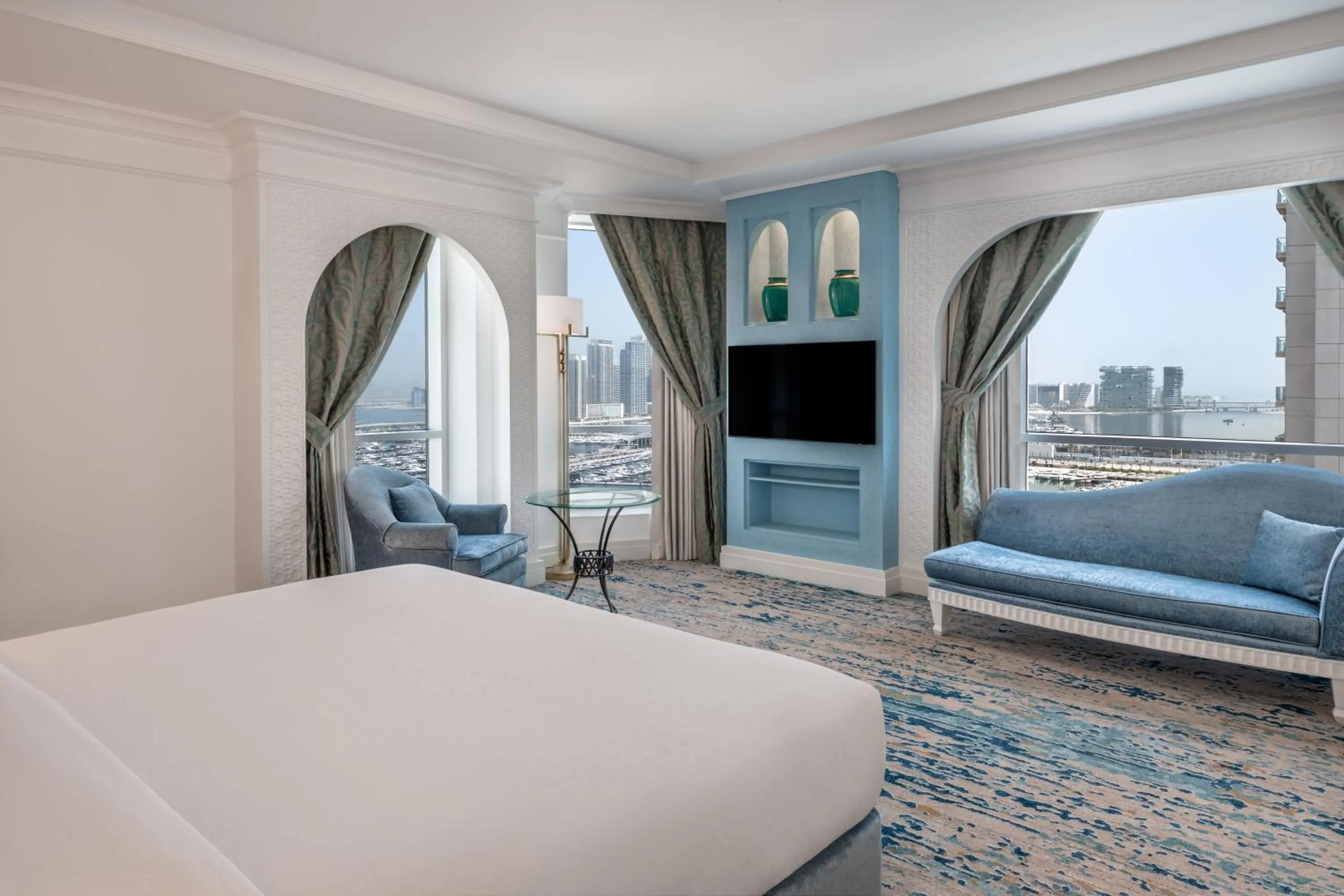 Bedroom, Bed in Al Habtoor Grand Resort, Autograph Collection