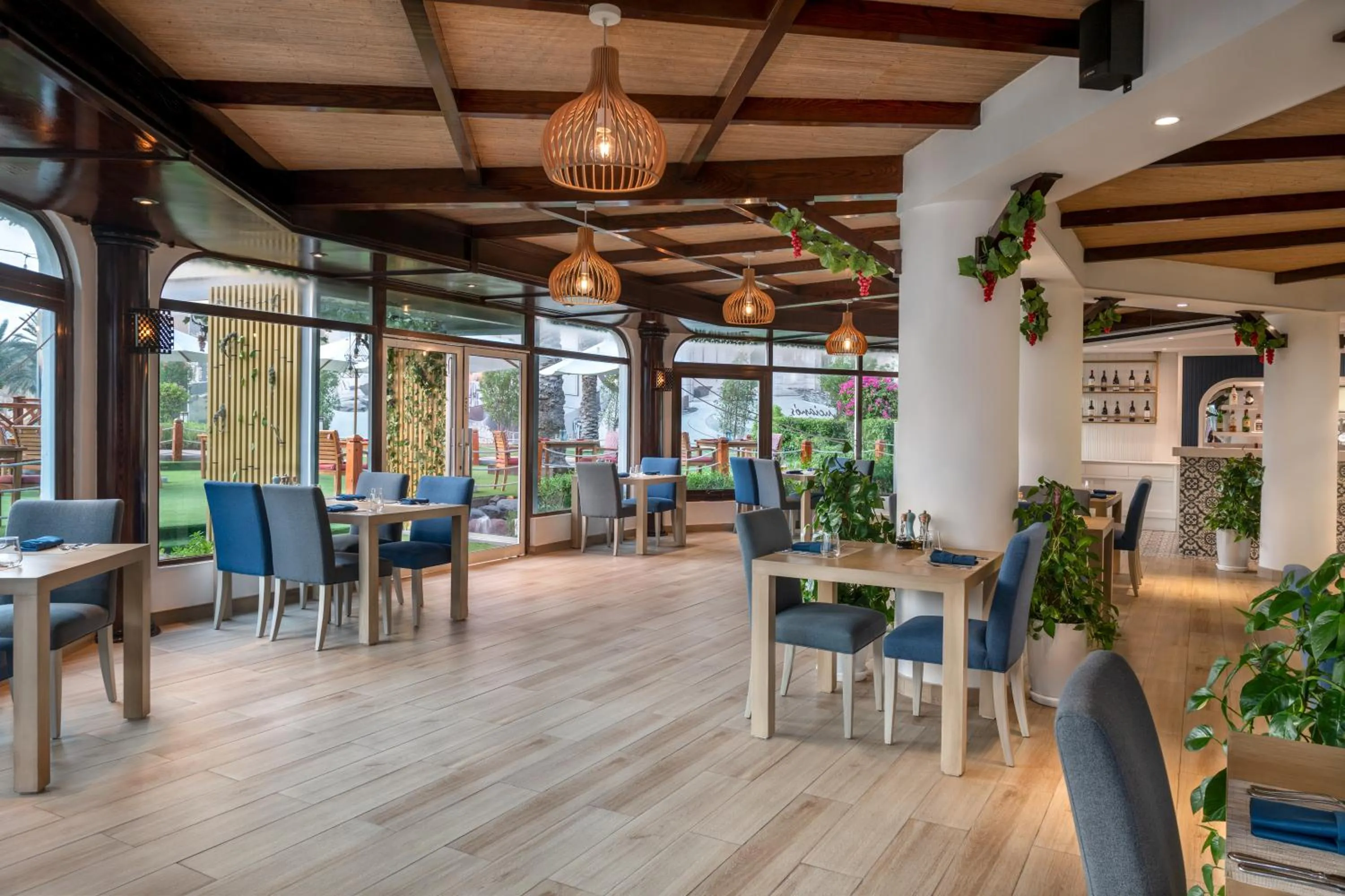 Restaurant/places to eat in Al Habtoor Grand Resort, Autograph Collection