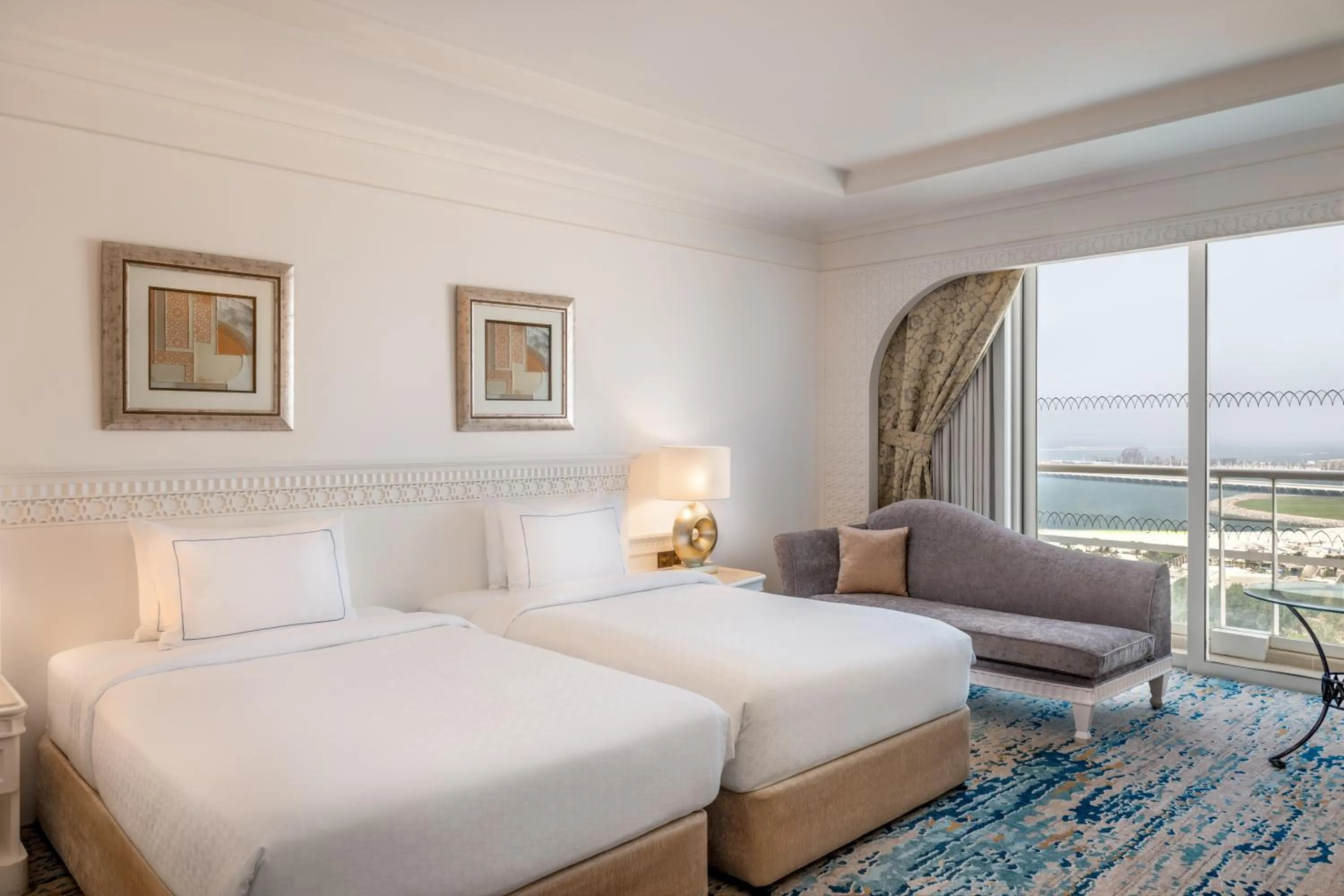 Bedroom, Bed in Al Habtoor Grand Resort, Autograph Collection