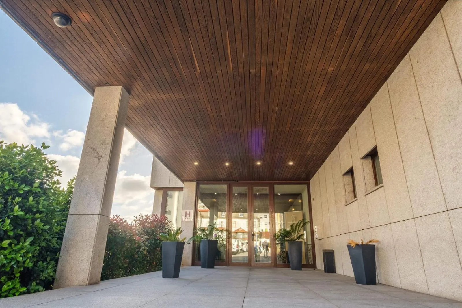 Facade/entrance in Vilar Oporto Hotel