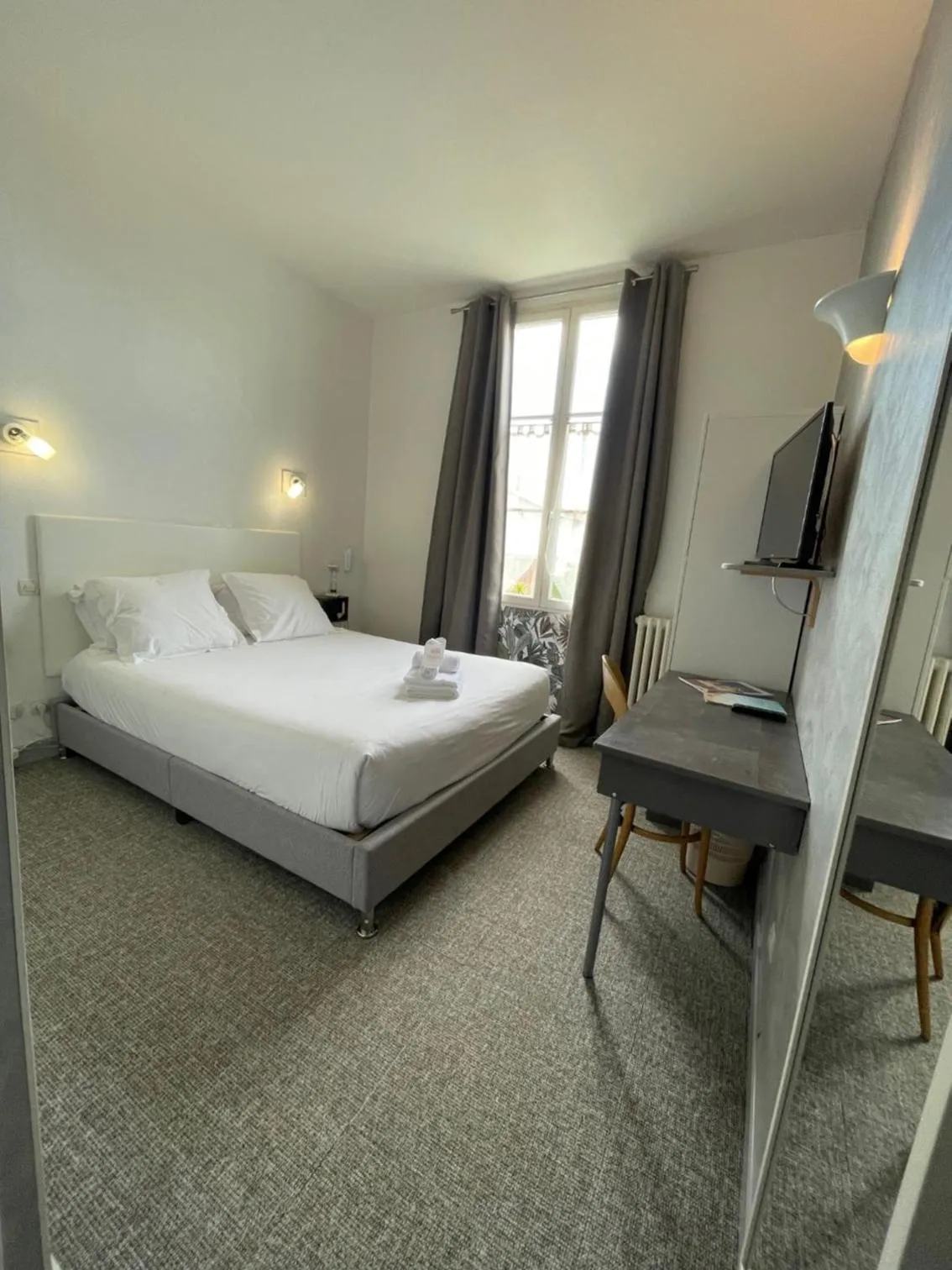 Photo of the whole room in Hôtel Michelet Plage