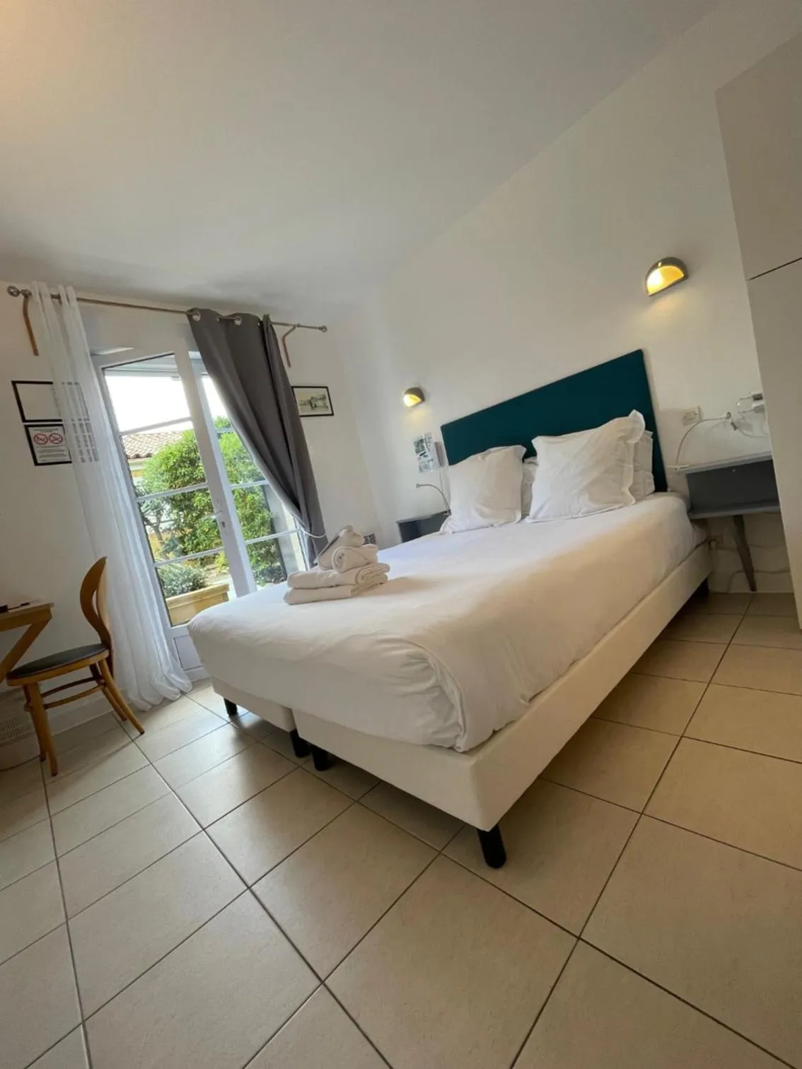 Photo of the whole room in Hôtel Michelet Plage