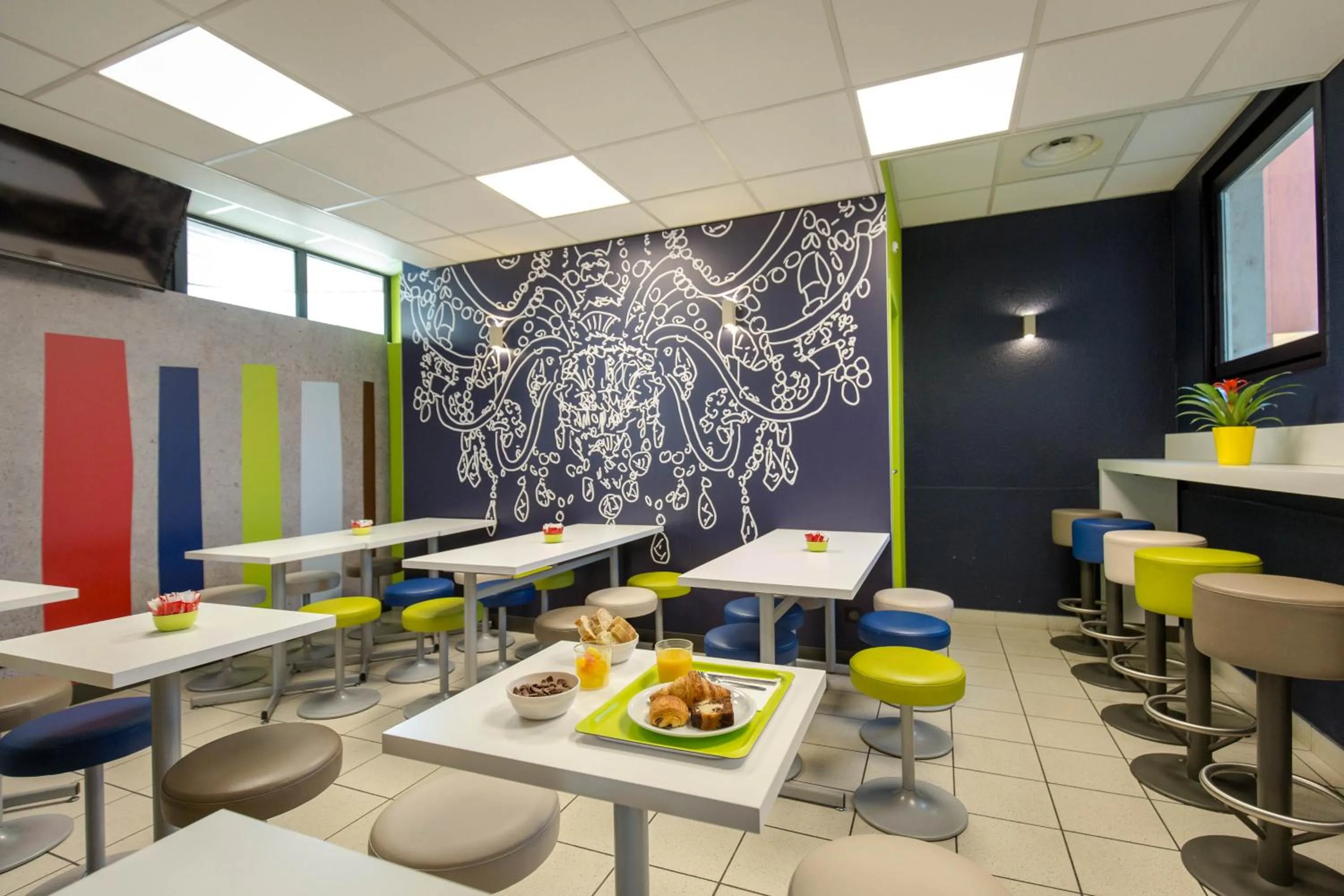 Buffet breakfast in ibis budget Vienne Sud