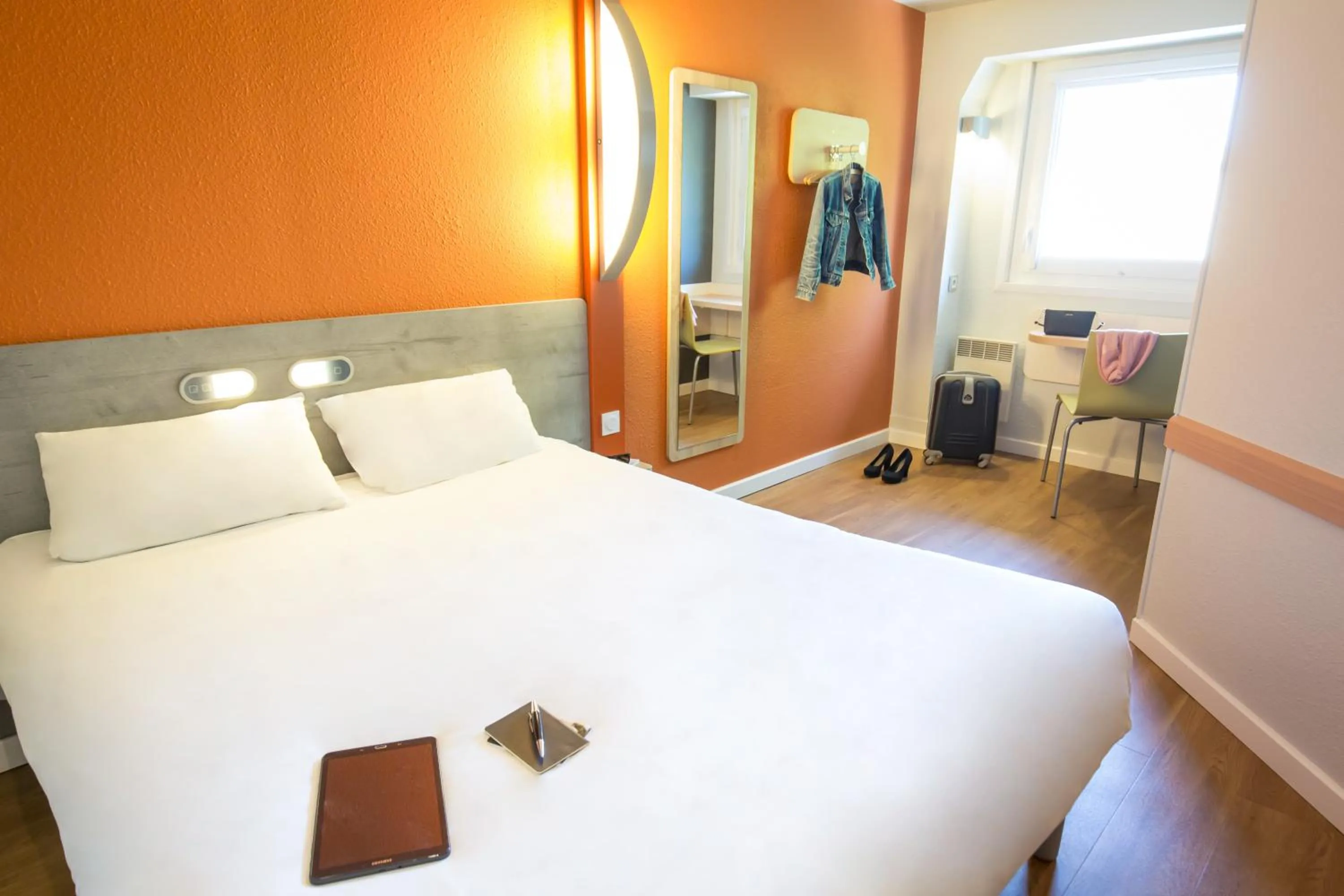 Bedroom, Bed in ibis budget Vienne Sud