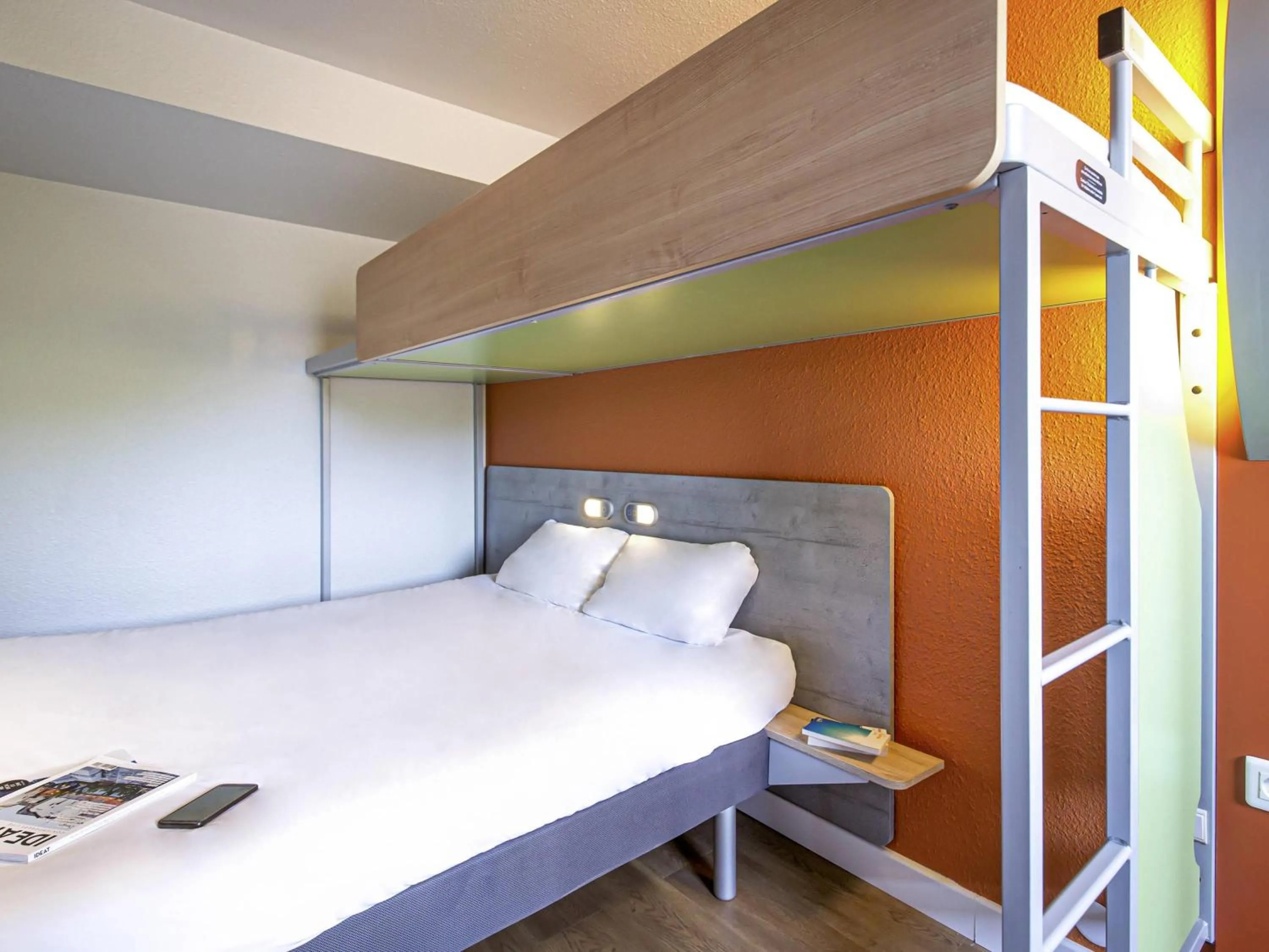 Bedroom, Bed in ibis budget Vienne Sud