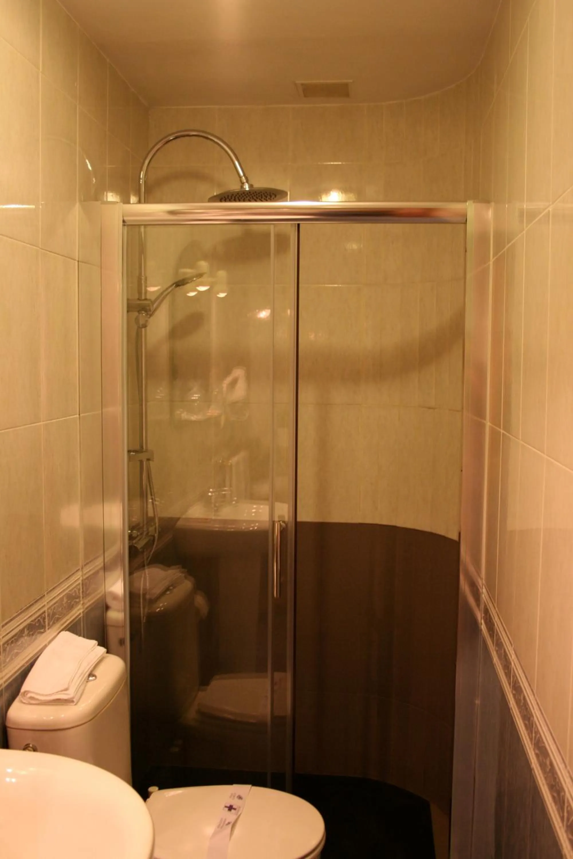 Shower in Pensión Argüelles