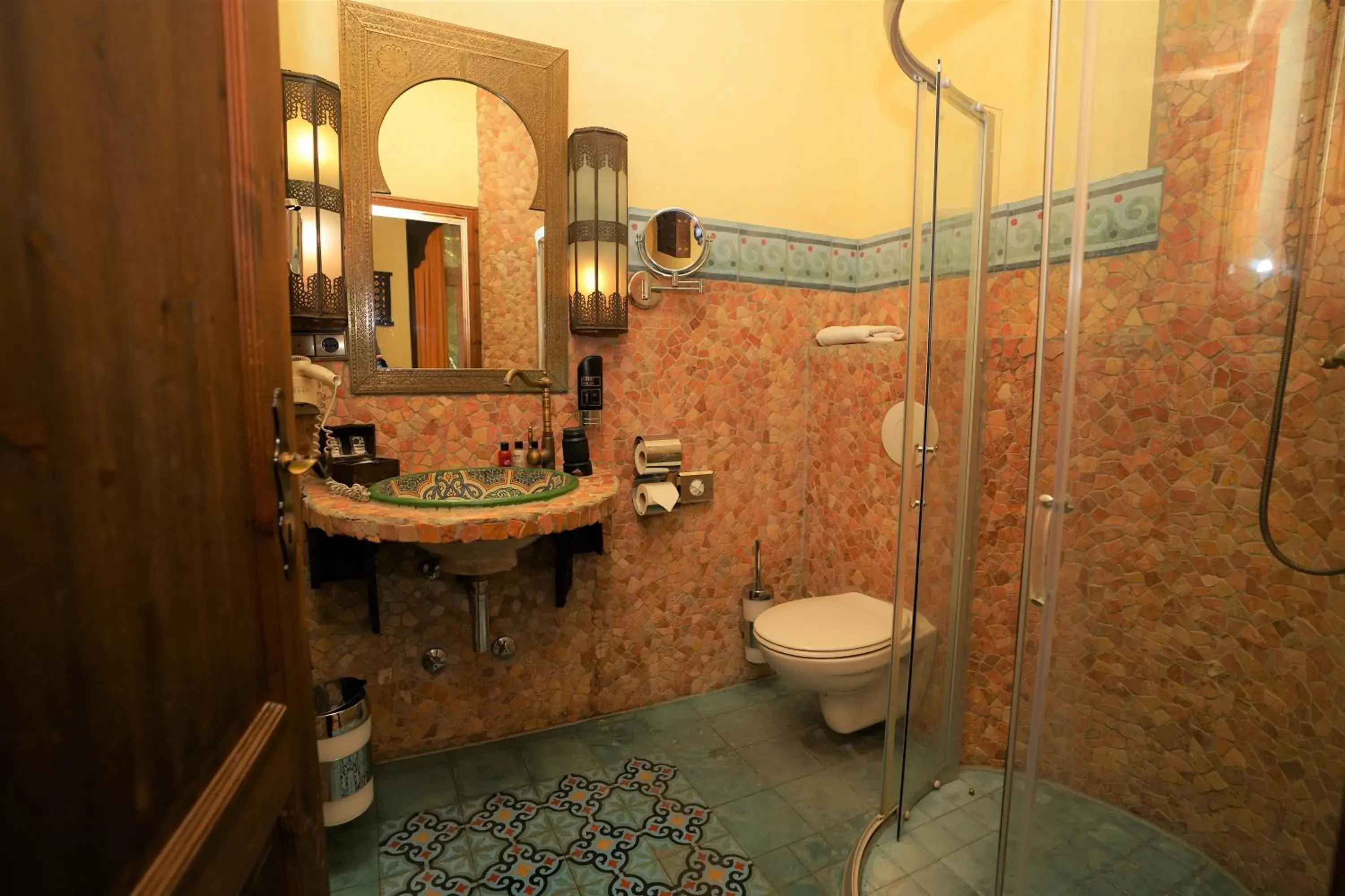 Bathroom in Hotel Villa Oriental & Restaurant                                               