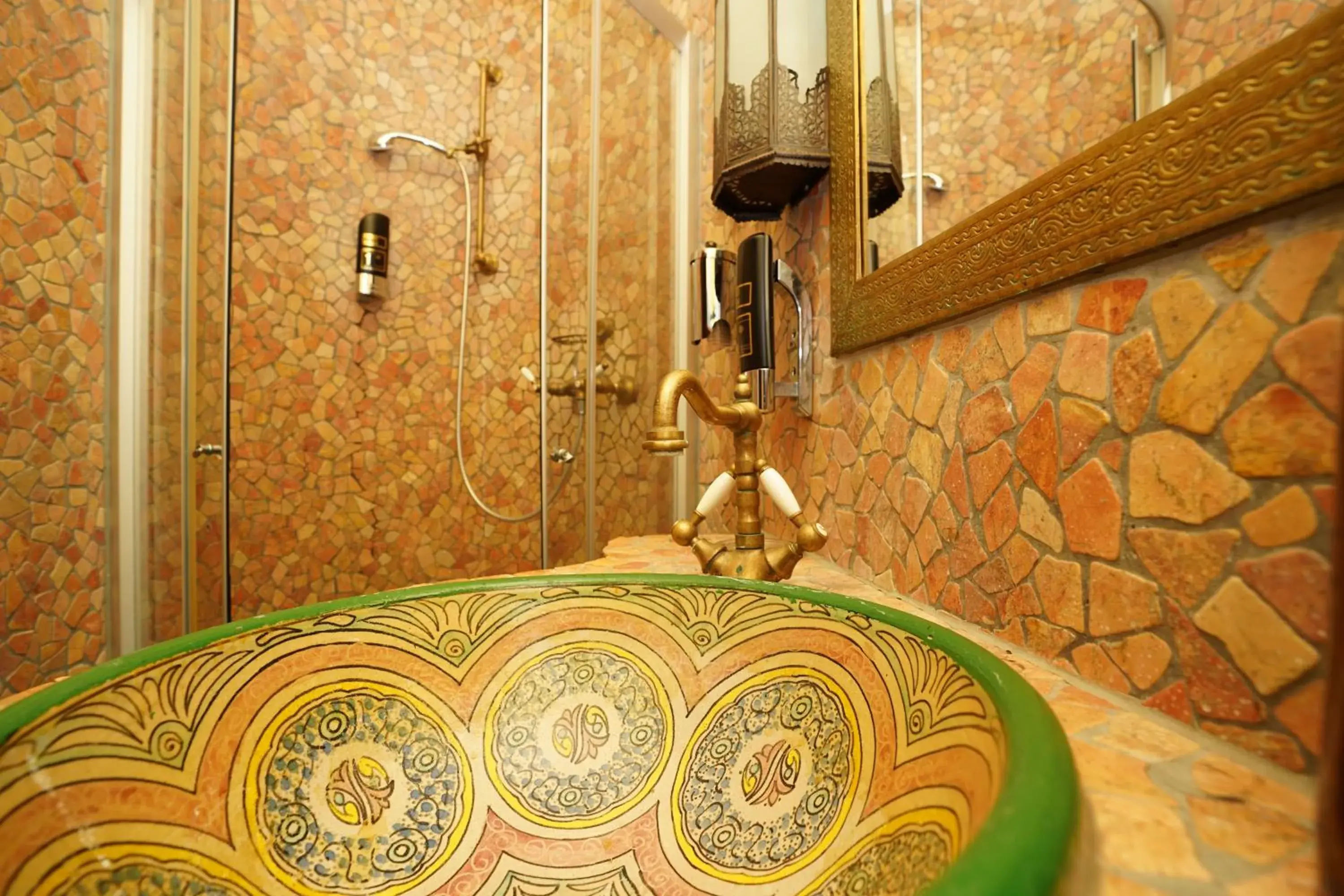 Bathroom in Hotel Villa Oriental & Restaurant                                               