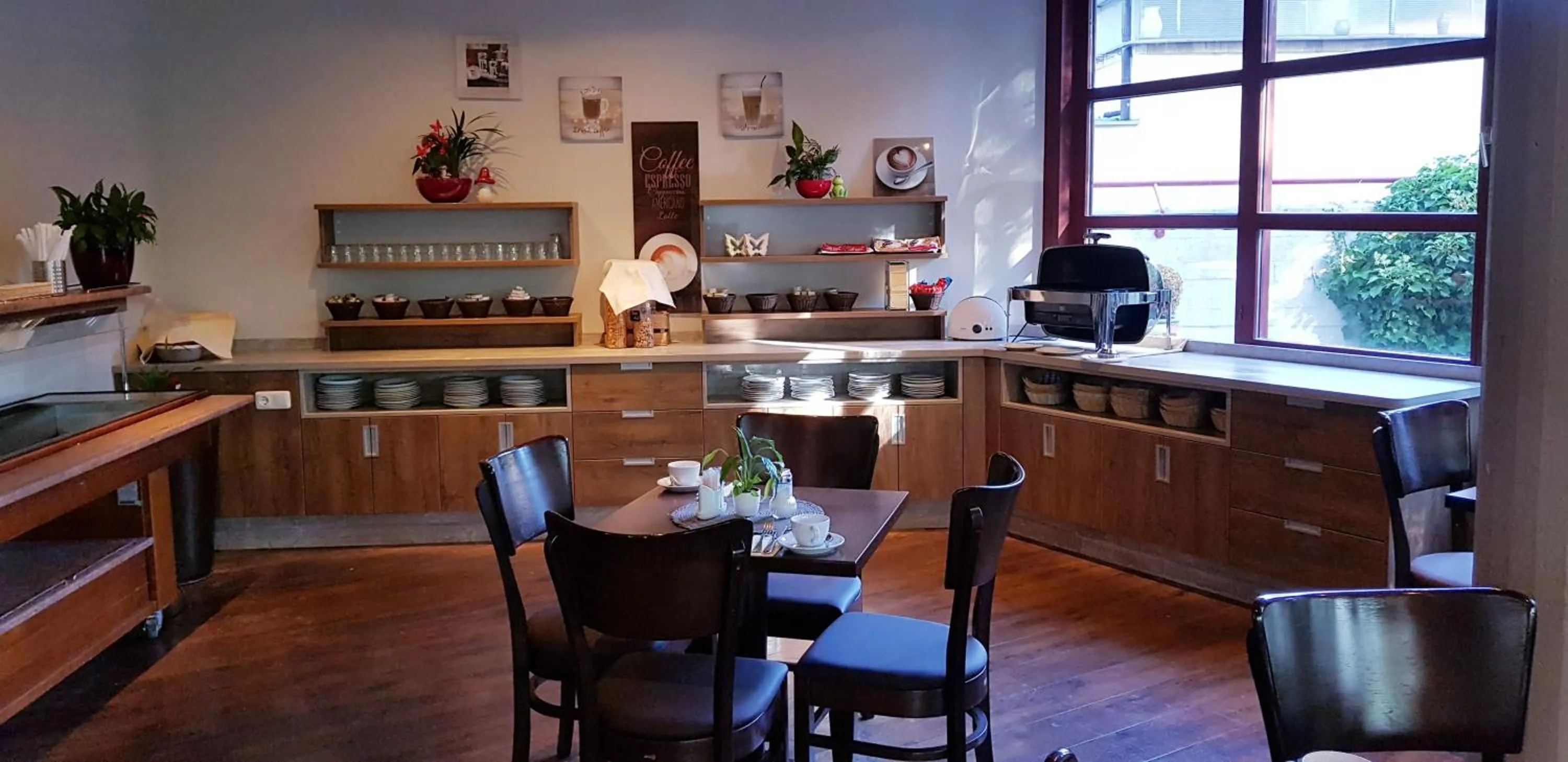 Restaurant/places to eat in Central Hotel-Apart München