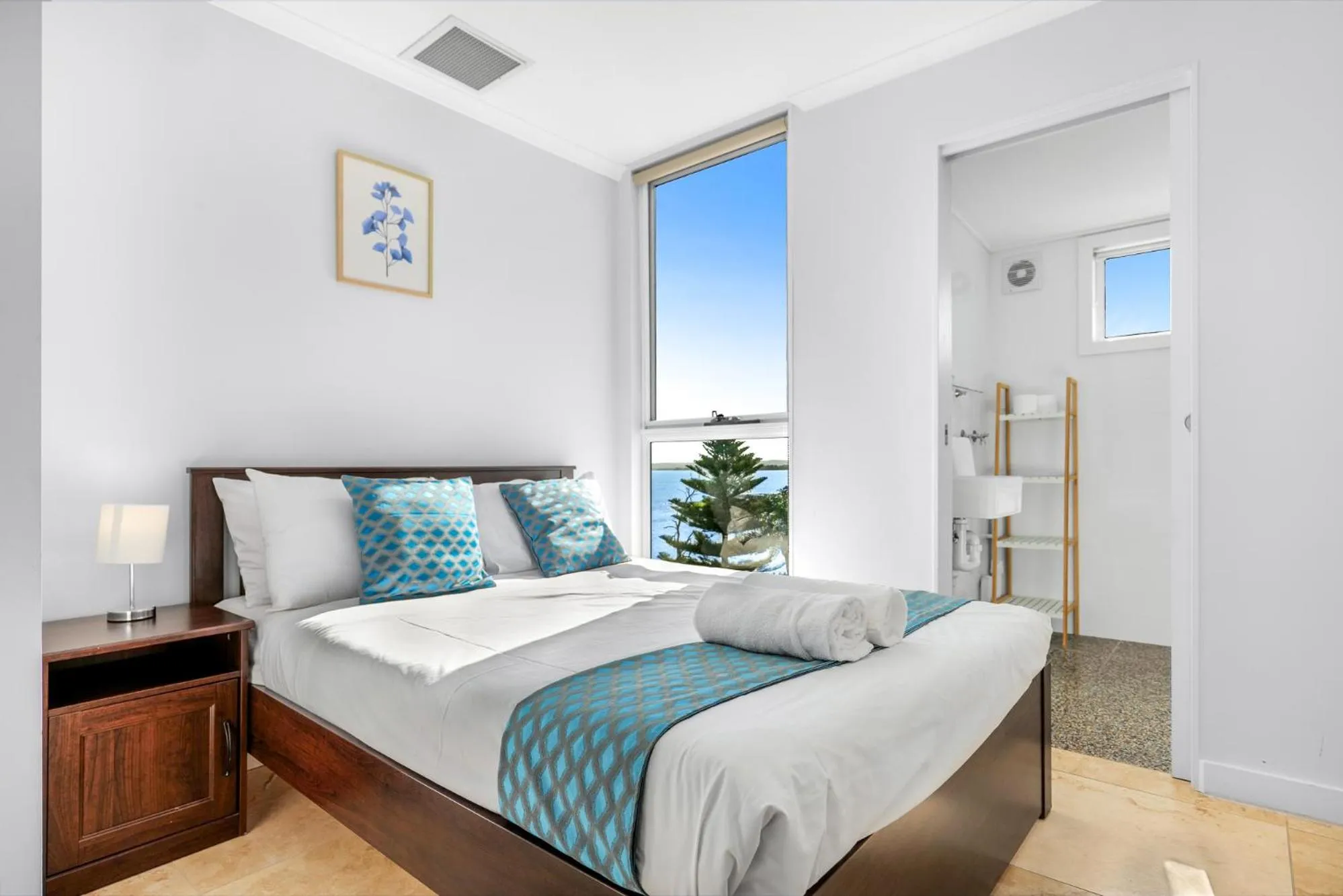 Bedroom, Bed in Lakes Resort Toukley