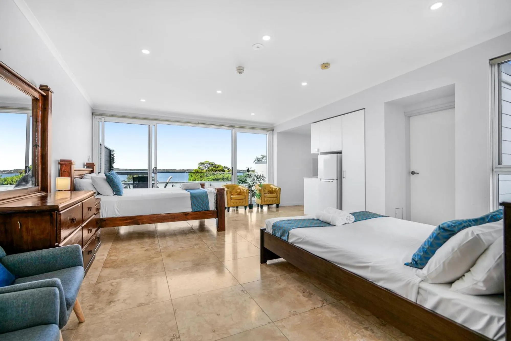 Photo of the whole room, Bed in Lakes Resort Toukley